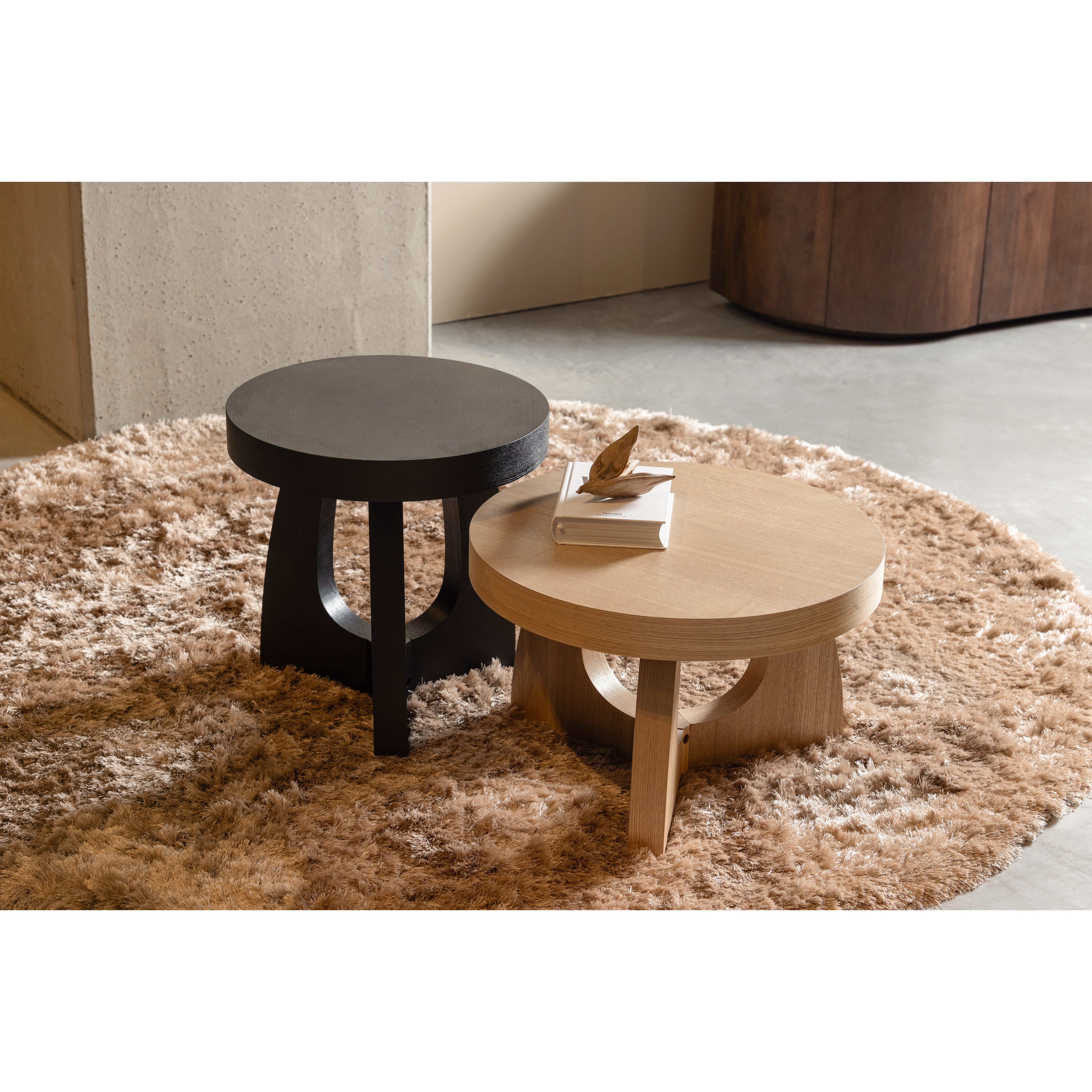 374102-N-374101-Z-01_SF_WE_Tala_bijzettafel_MDF_fineer_naturel_35xO55cm_zwart_45xO45cm.jpg?auto=webp&format=png&width=1500&height=1500