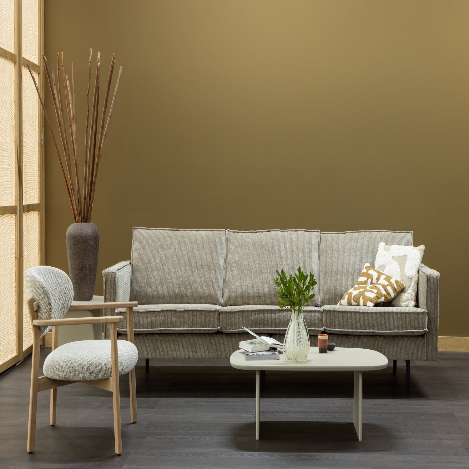 800543-D_377666-DG_377626-N_02_SF_WP_Rodeo_3-zits_bank_ribstof_donkerzand_Udar_fauteuil_naturel_Tablo_slaonrafel_110_cm.jpg?auto=webp&format=png&width=1500