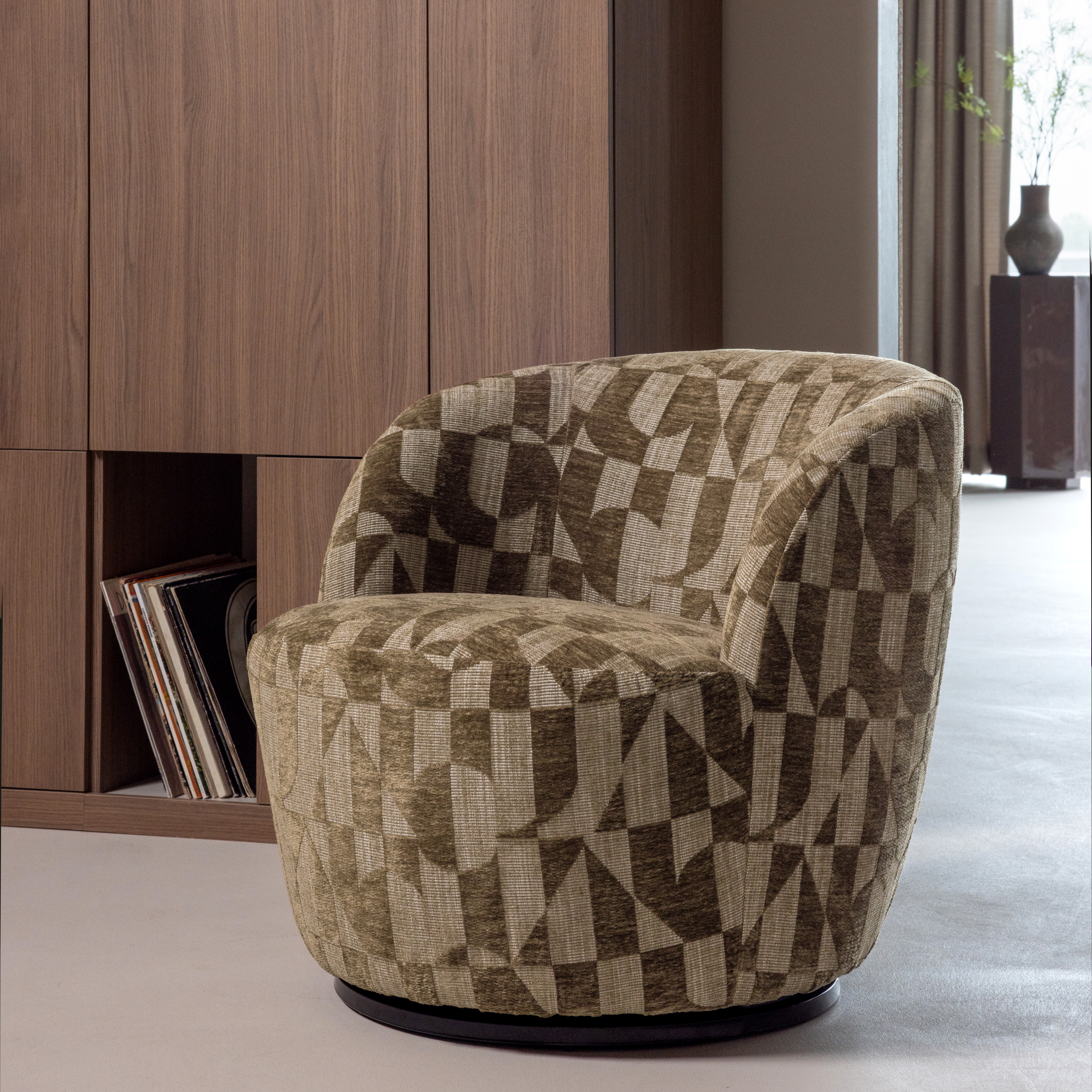 378539-G_01_SF_ES_Serra_draaifauteuil_grafisch_patroon_olijfgroen_Build_bruin_vierkant.jpg?auto=webp&format=png&width=1500&height=1500