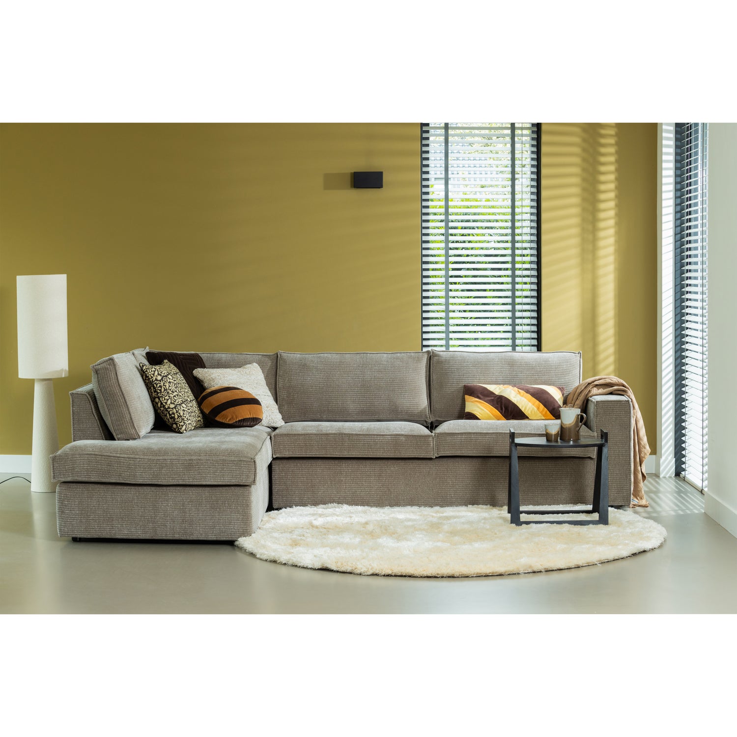 700508-RC-200399-Z-800282-I-801396-N-02_SF_BL_Hajo_bank_Flo_bijzettafel_Praline_vloerkleed_Loft_vloerlamp.jpg?auto=webp&format=png&width=1500&height=1500