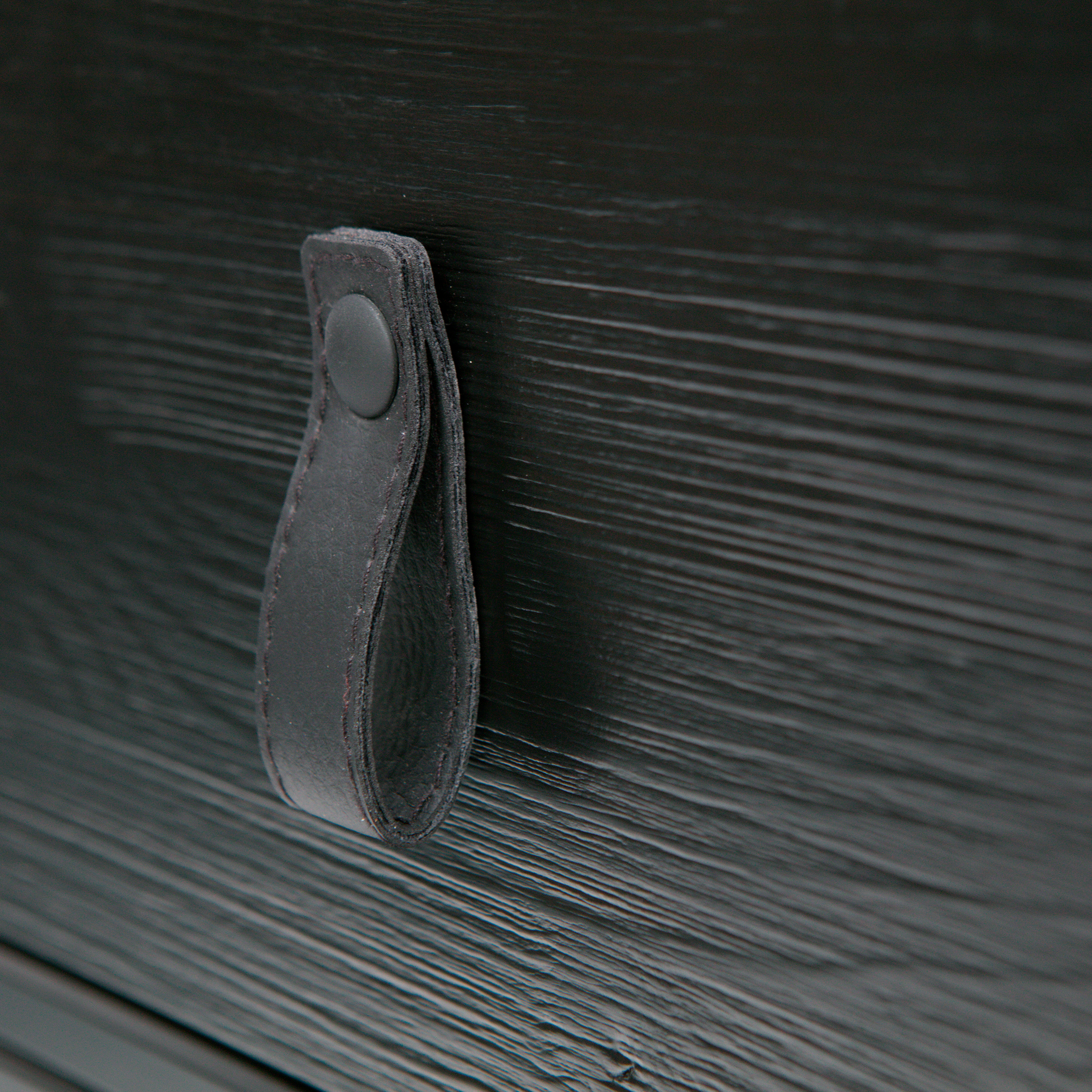 373673-Z-01_VS_FA_Zola_nachtkastje_met_lade_diep_zwart_detail.jpg?auto=webp&format=png&width=1500&height=1500