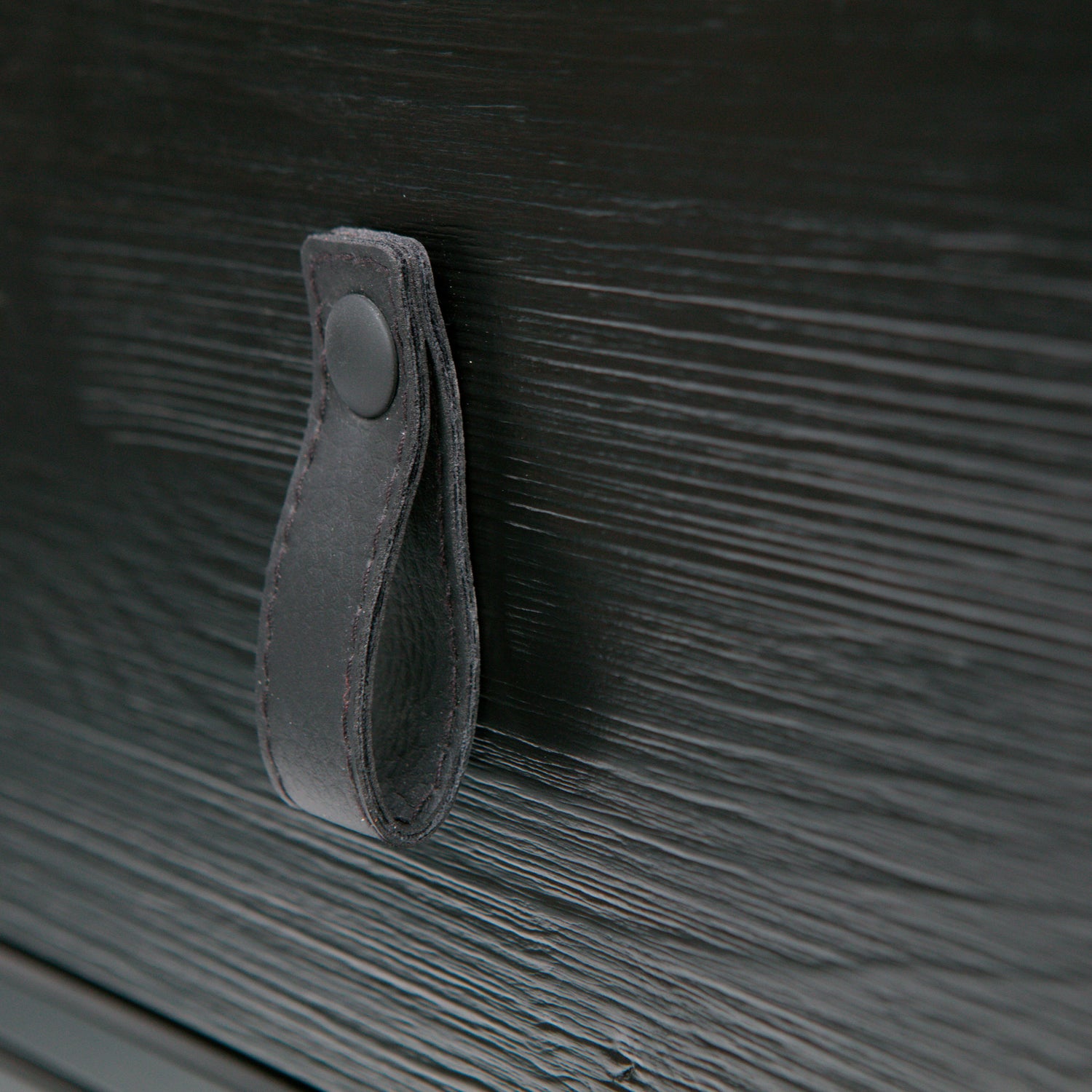 373673-Z-01_VS_FA_Zola_nachtkastje_met_lade_diep_zwart_detail.jpg?auto=webp&format=png&width=1500&height=1500