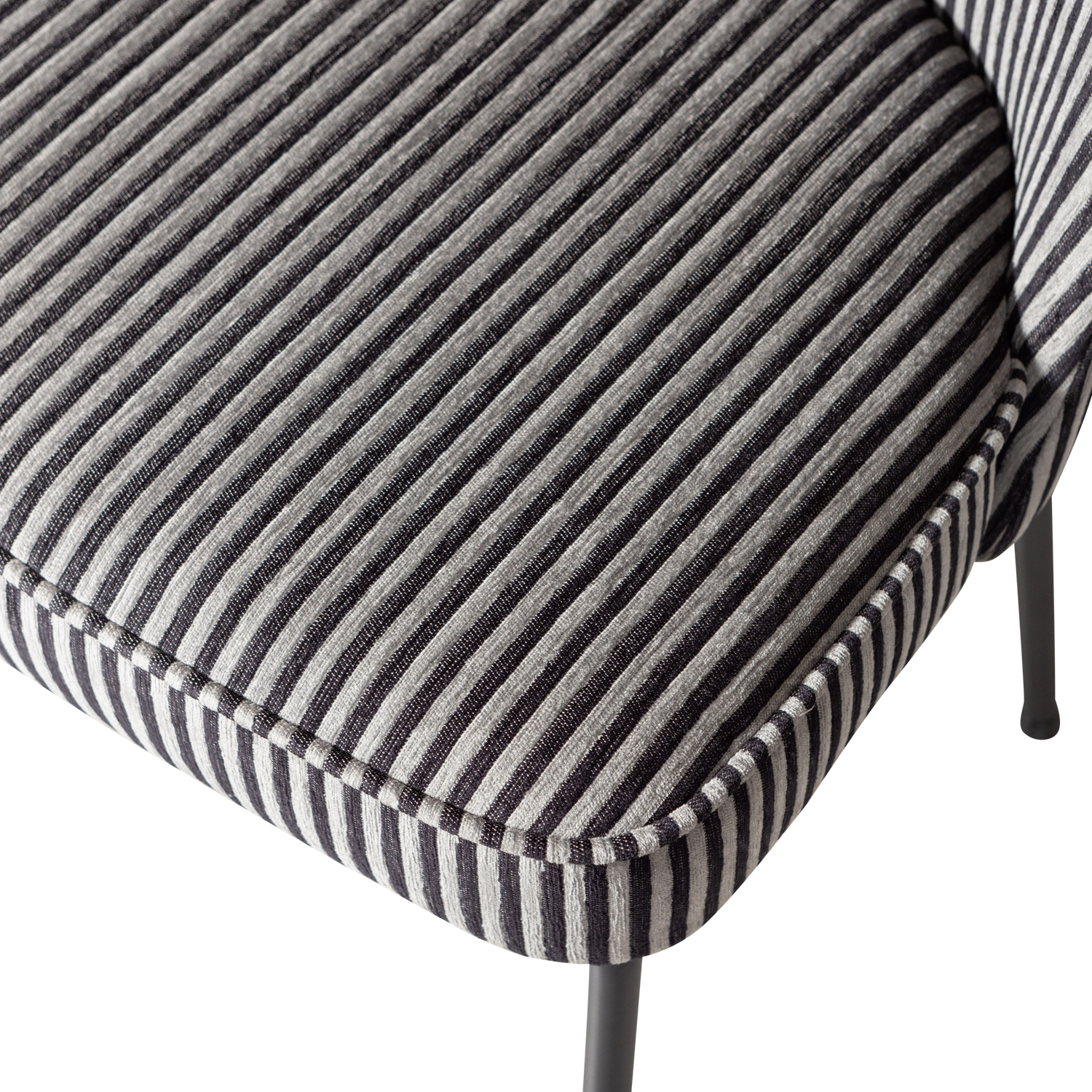 800816-ZG-01_VS_BP_Vogue_eetkamerstoel_streep_zwart_grijs_detail.png?auto=webp&format=png&width=1500&height=1500