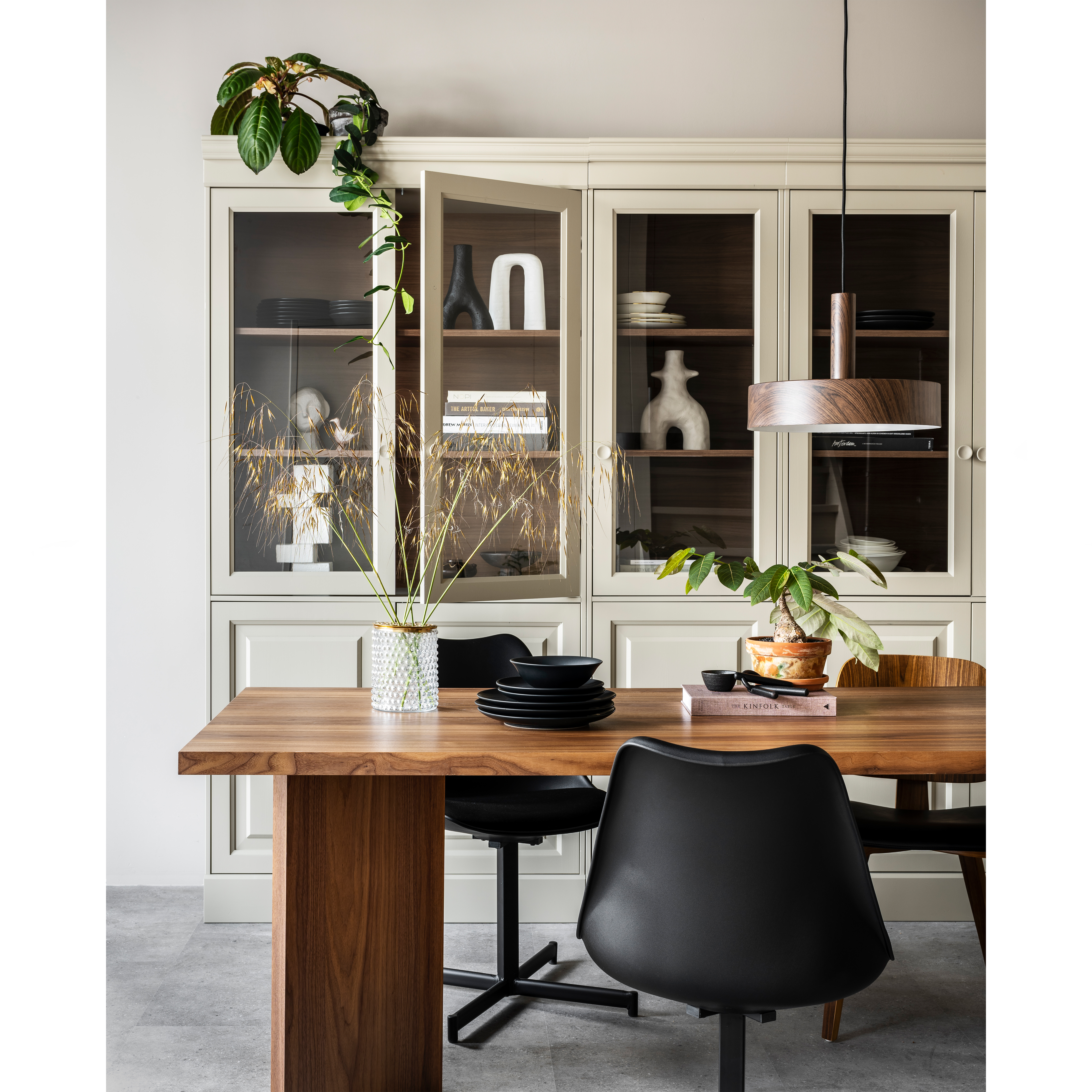 400462-DG-400461-DG-375157-N-375790-Z-377147-ZW-02_SF_VT_Chow_vitrinekast_Angle_eettafel_Flow_Classic_eetkamerstoel.jpg?auto=webp&format=png&width=1500&height=1500