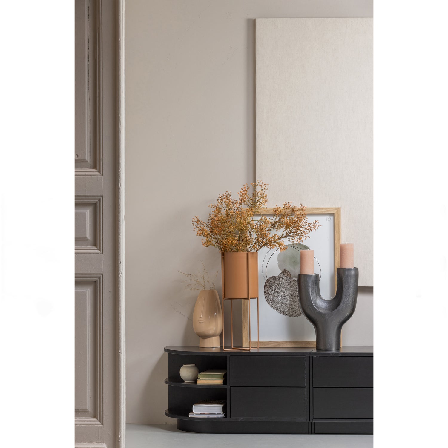 373513-Z-373451-T-377275-Z-377415-P-377095-N-02_SF_WE_Finca_tv_meubel_rond_Arda_plantenpot_Don_kaarsenstandaard_Stef_Blake.jpg?auto=webp&format=png&width=1500&height=1500