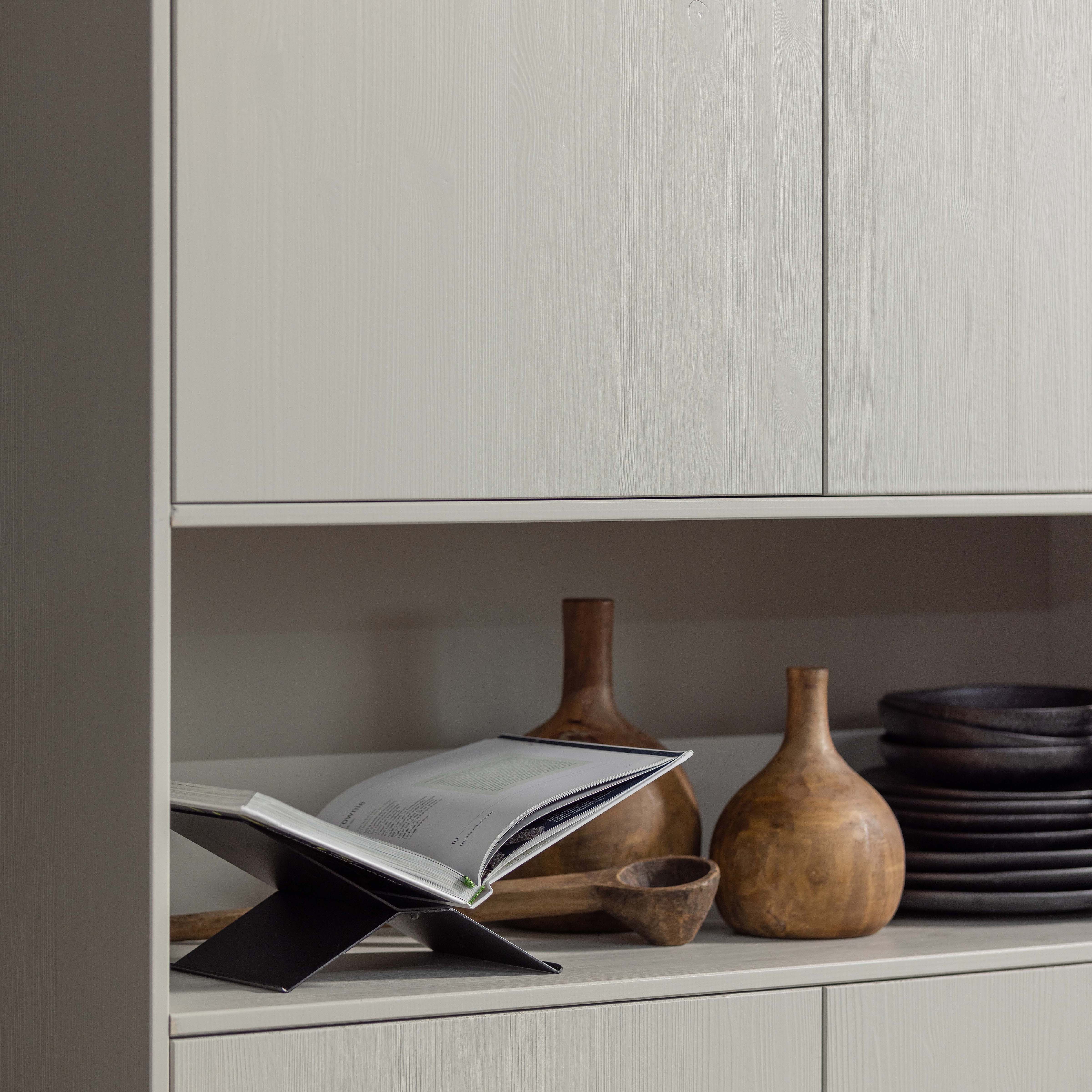 373466-M-200355-N-200356-N-377228-Z-01_SF_BL_Finca_opbergkast_110cm_grenen_mist_Buik_deco_hout_Brook_boekenstandaard_detail.jpg?auto=webp&format=png&width=1500&height=1500