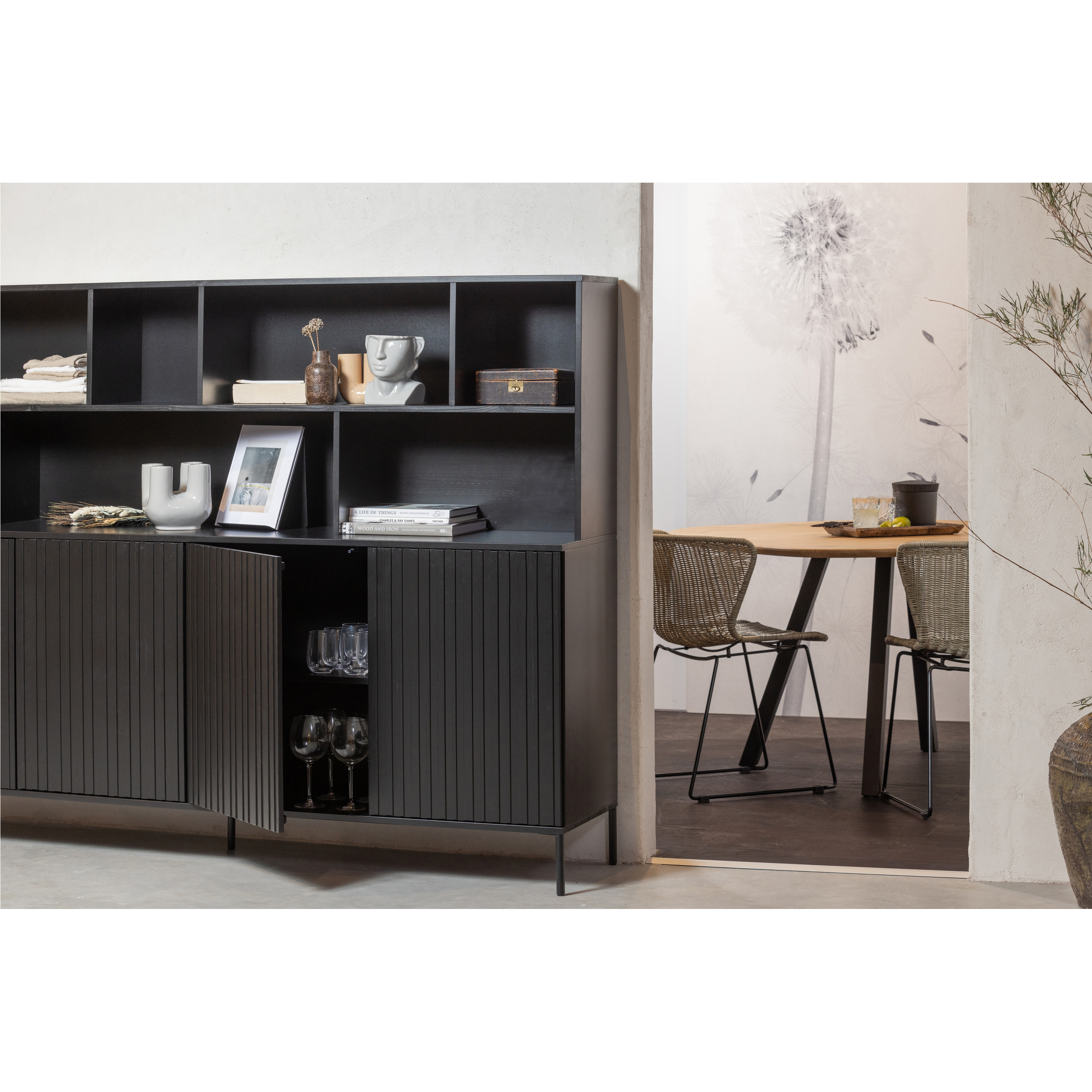 373585-Z-378616-S-376038-377413-G-01_VS_WE_New_Gravure_wandkast_grenen_zwart_Wings_stoel_sunkissed_Tablo_organisch_Ruben.jpg?auto=webp&format=png&width=1500&height=1500