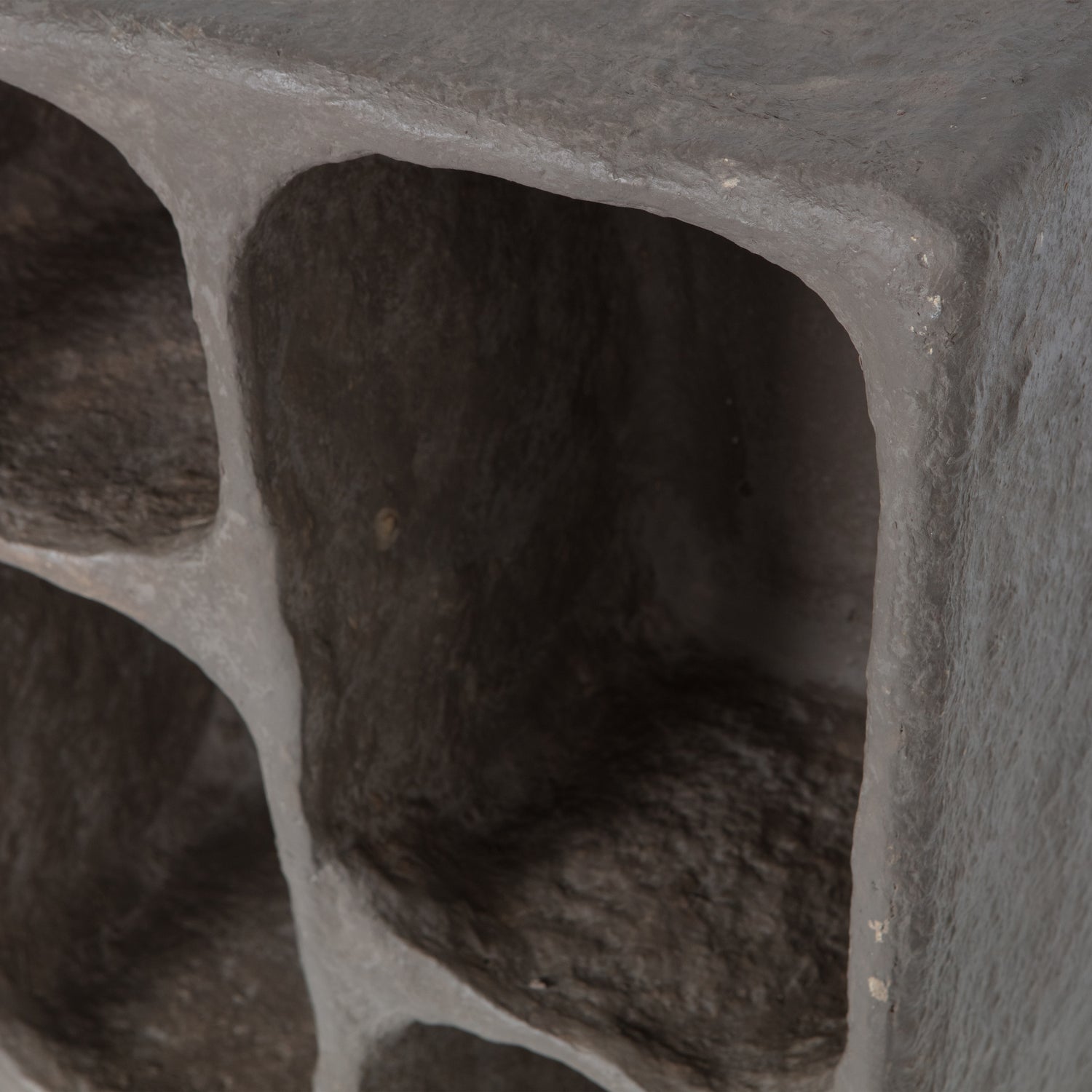 801143-G-01_VS_BP_Clay_wandkastje_papier_mache_grijs_detail.jpg?auto=webp&format=png&width=1500&height=1500