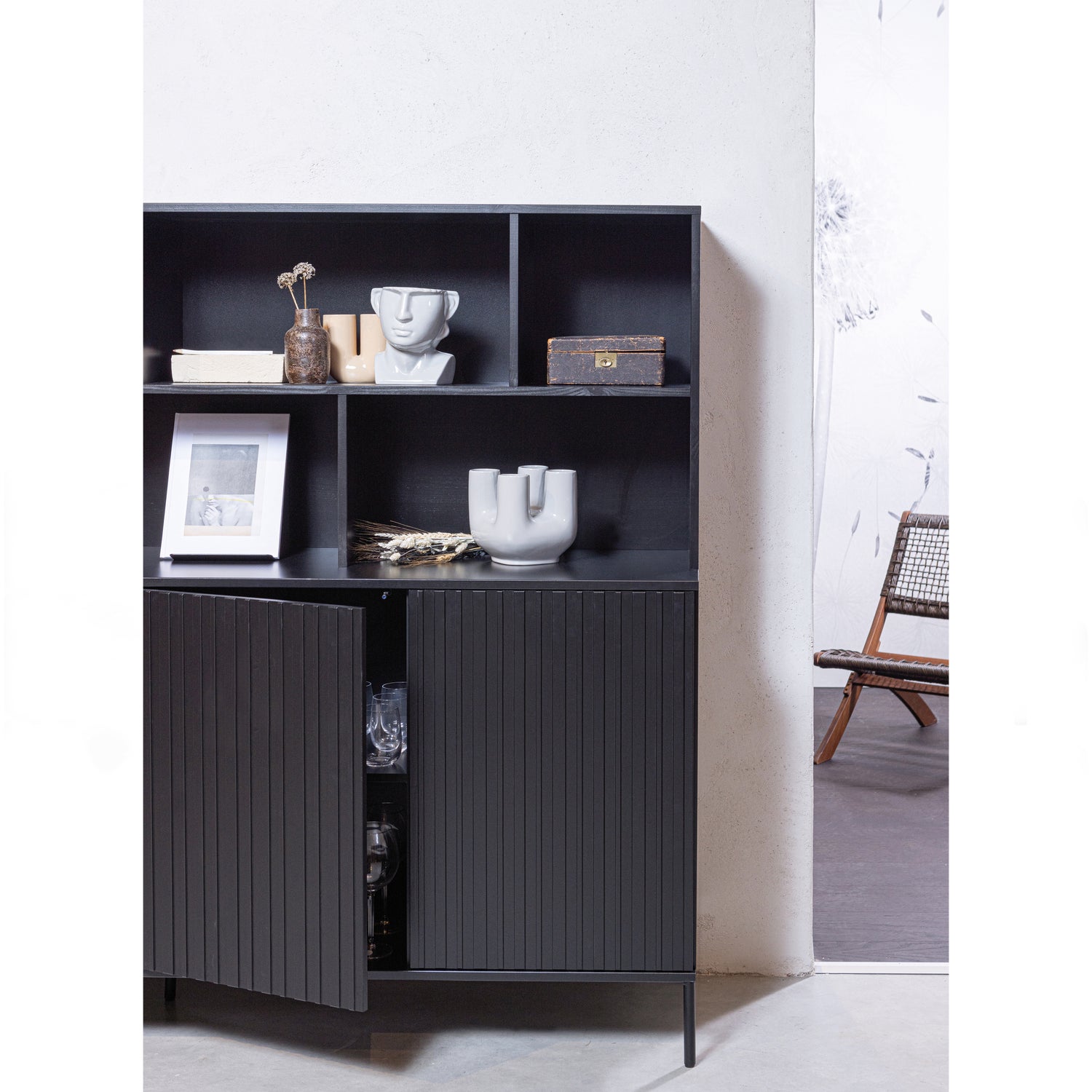 373585-Z-377162-B-377413-G-01_VS_WE_New_Gravure_wandkast_grenen_zwart_Lois_klapstoel_donkerbruin_Ruben_pot.jpg?auto=webp&format=png&width=1500&height=1500