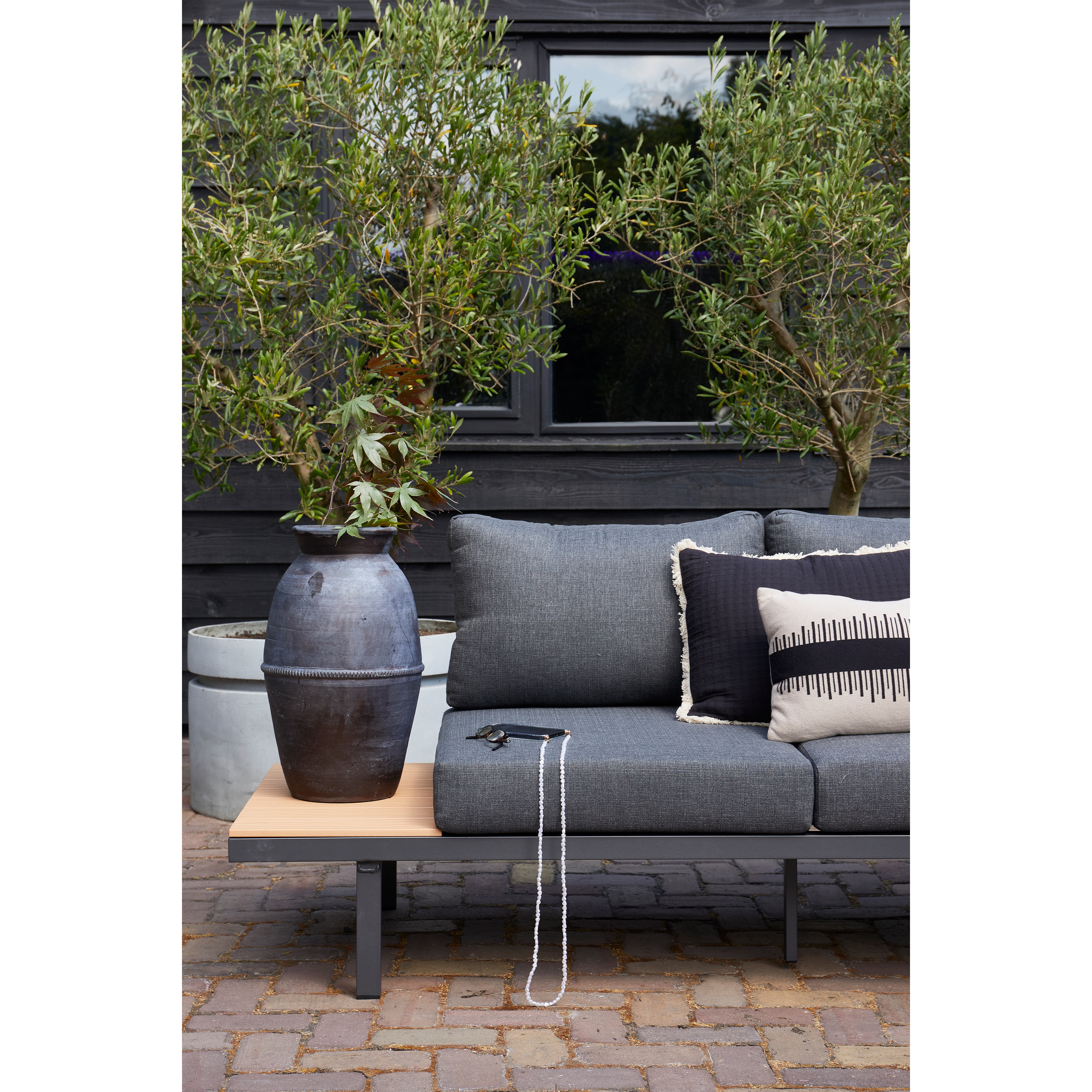 HM5074APDG-374022-Z-373972-K-01_SF_EXT_Bari_loungeset_Caleb_Arnon.jpg?auto=webp&format=png&width=1500&height=1500