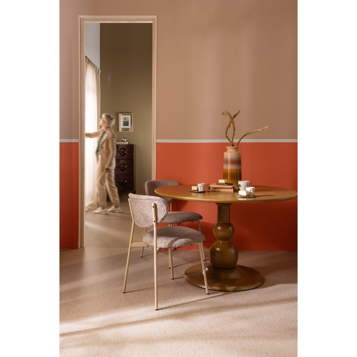 377498-Z-800014-H-375066-M-01_SF_FA_Valor_eetkamerstoel_zand_Blanco_eettafel_Decennia_xl_vaas.jpg?auto=webp&format=png&width=1500&height=1500