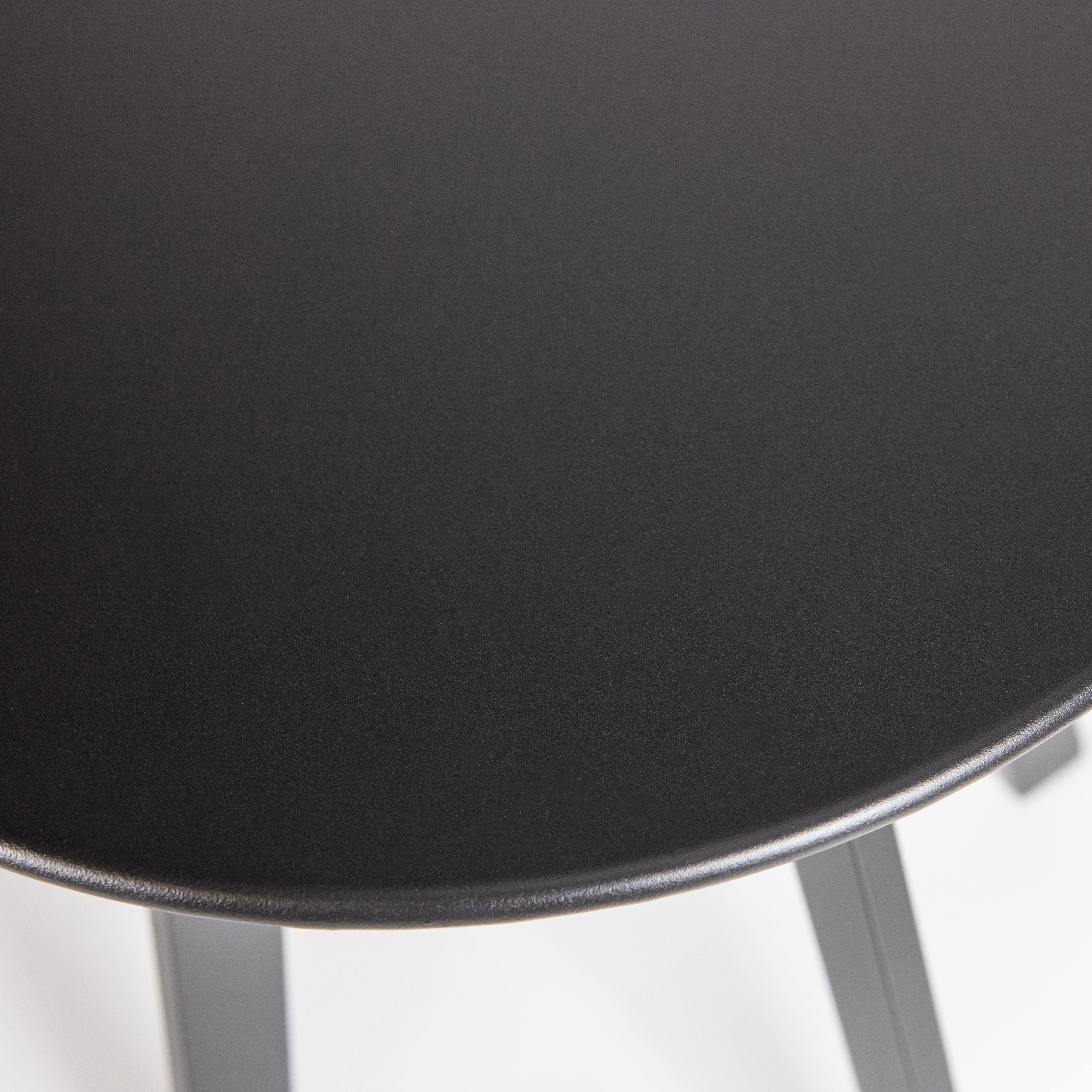 377183-Z-01_VS_FA_Fer_bijzettafel_metaal_zwart_O40cm_detail.jpg?auto=webp&format=png&width=1500&height=1500