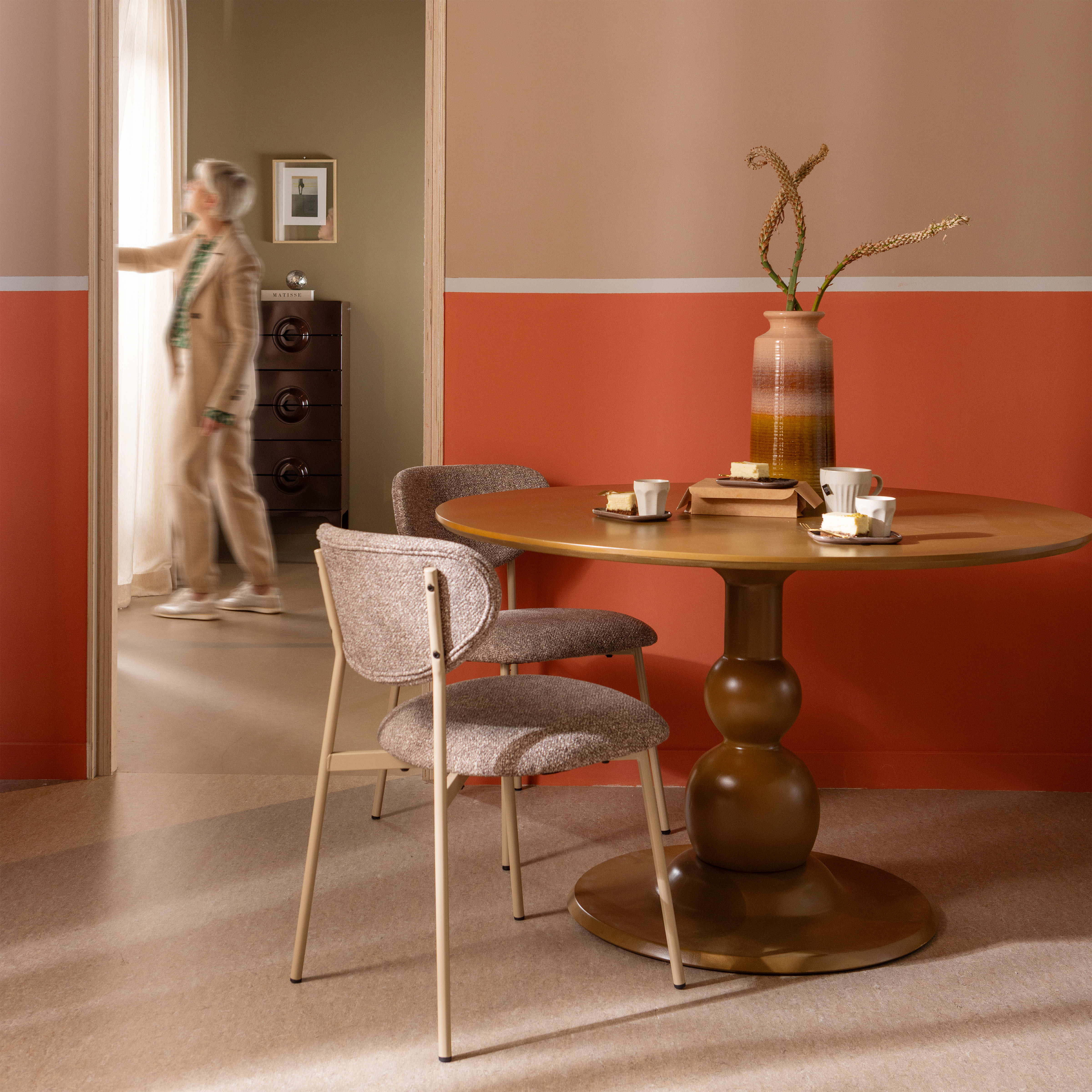 377498-Z-800014-H-375066-M-02_SF_FA_Valor_eetkamerstoel_zand_Blanco_eettafel_Decennia_xl_vaas_vierkant.jpg?auto=webp&format=png&width=1500&height=1500