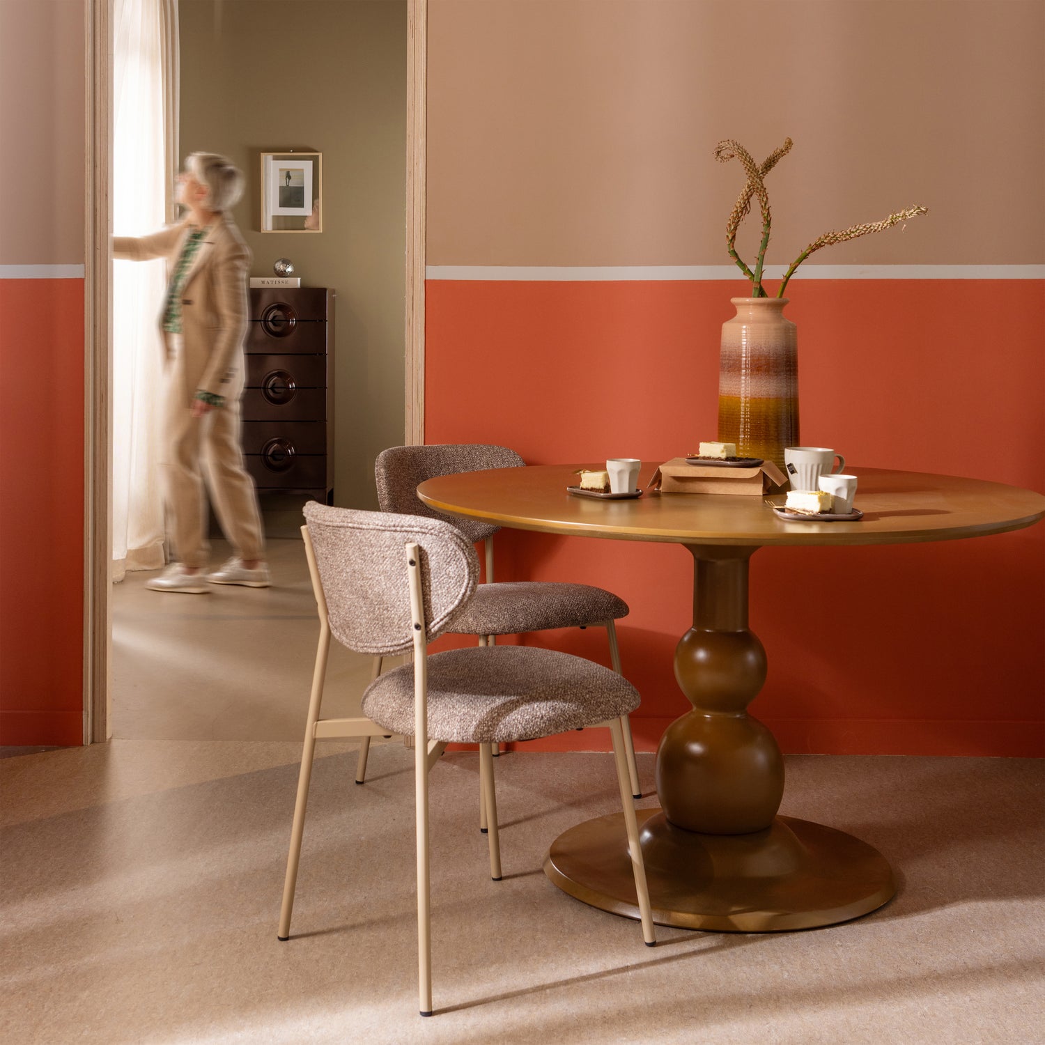 377498-Z-800014-H-375066-M-02_SF_FA_Valor_eetkamerstoel_zand_Blanco_eettafel_Decennia_xl_vaas_vierkant.jpg?auto=webp&format=png&width=1500&height=1500