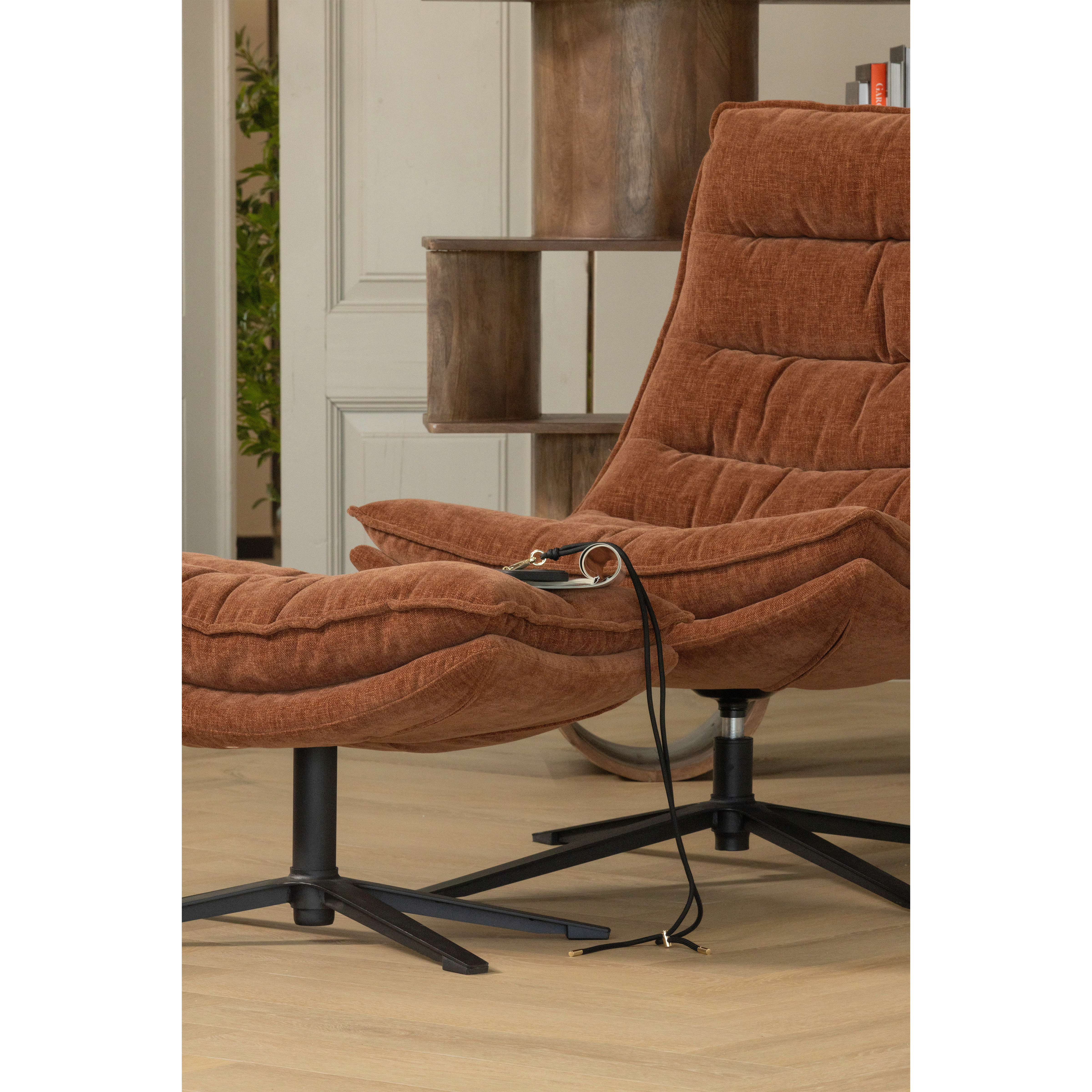 377553-B-377508-W-02_SF_WP_Sinne_boekenkast_hout_walnoot_180x130cm_Kube_draaifauteuil_met_hocker_bruin.png?auto=webp&format=png&width=1500&height=1500