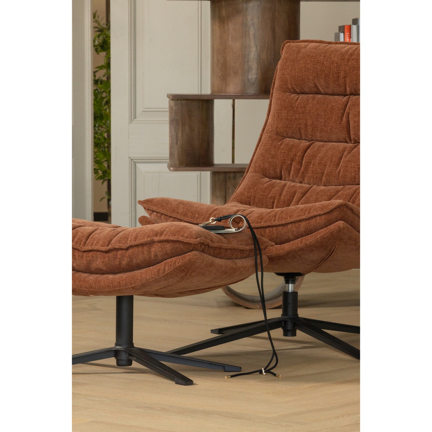 377553-B-377508-W-02_SF_WP_Sinne_boekenkast_hout_walnoot_180x130cm_Kube_draaifauteuil_met_hocker_bruin.png?auto=webp&format=png&width=1500&height=1500