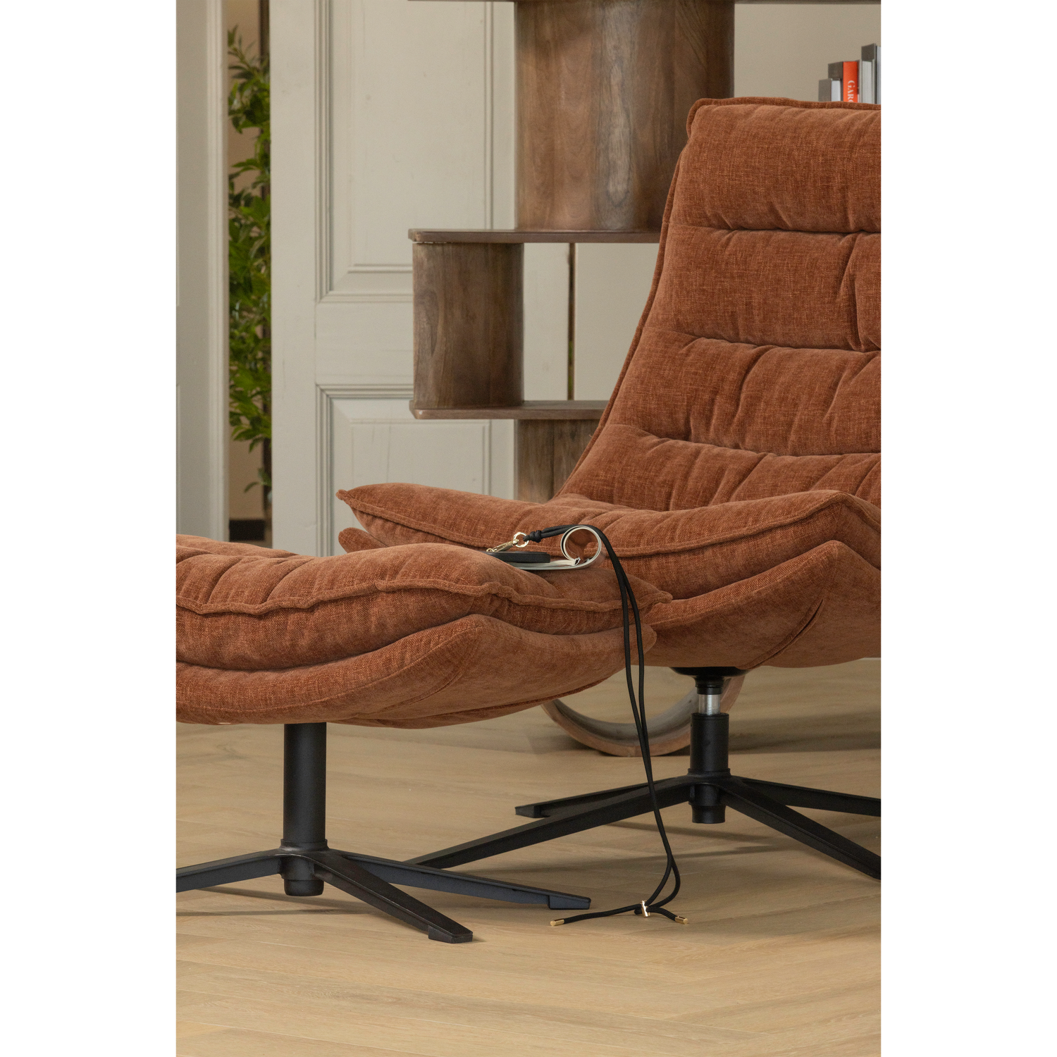 377553-B-377508-W-02_SF_WP_Sinne_boekenkast_hout_walnoot_180x130cm_Kube_draaifauteuil_met_hocker_bruin.png?auto=webp&format=png&width=1500&height=1500