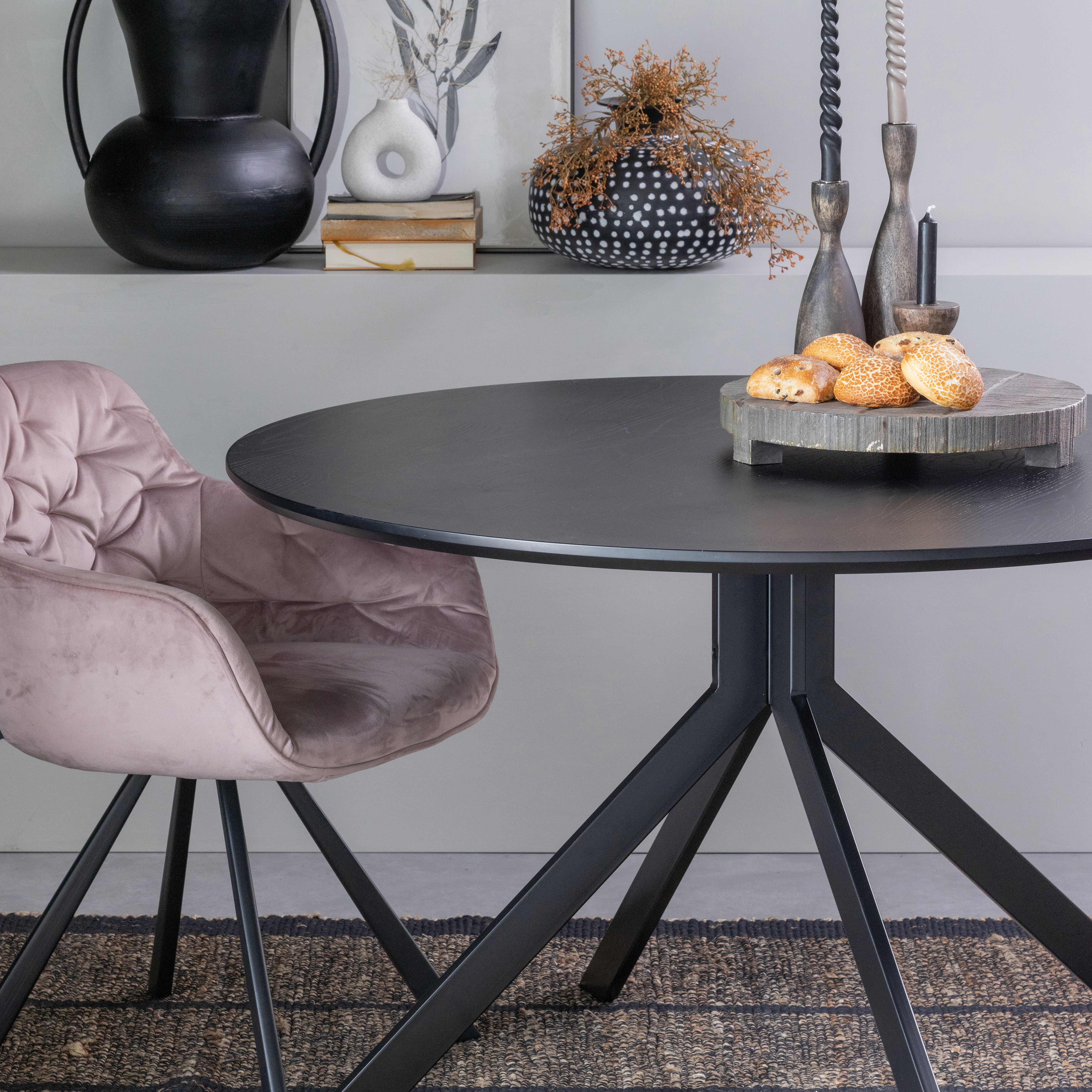 373792-Z-377322-Z-373301-Z-373448-N-377407-B-373621-P-01_SF_WE_Bruno_eettafel_Siep_vaas_Yaro_Kamil_vloerkleed_Cloe_plateau_Elaine_VIERKANT.jpg?auto=webp&format=png&width=1500&height=1500