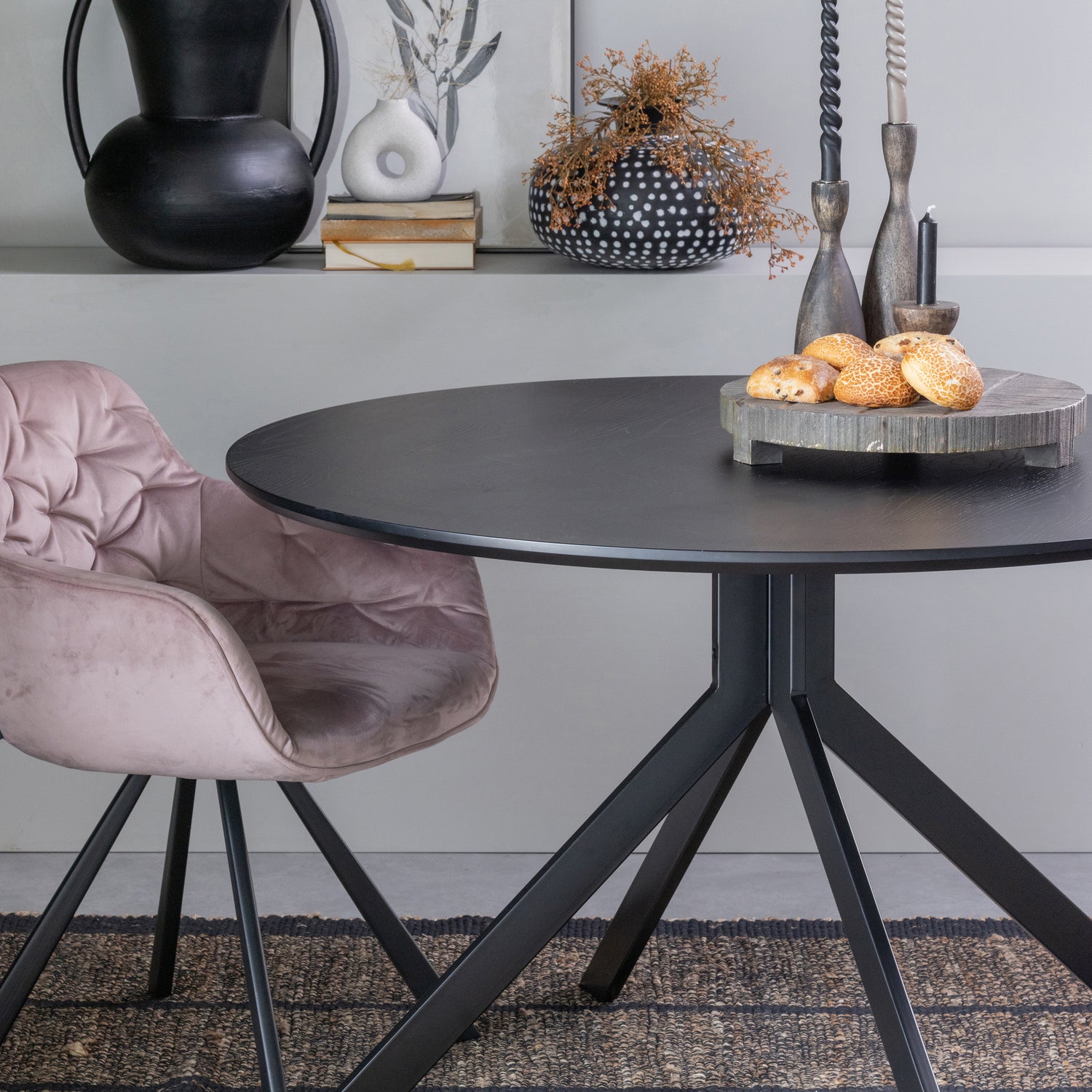 373792-Z-377322-Z-373301-Z-373448-N-377407-B-373621-P-01_SF_WE_Bruno_eettafel_Siep_vaas_Yaro_Kamil_vloerkleed_Cloe_plateau_Elaine_VIERKANT.jpg?auto=webp&format=png&width=1500&height=1500