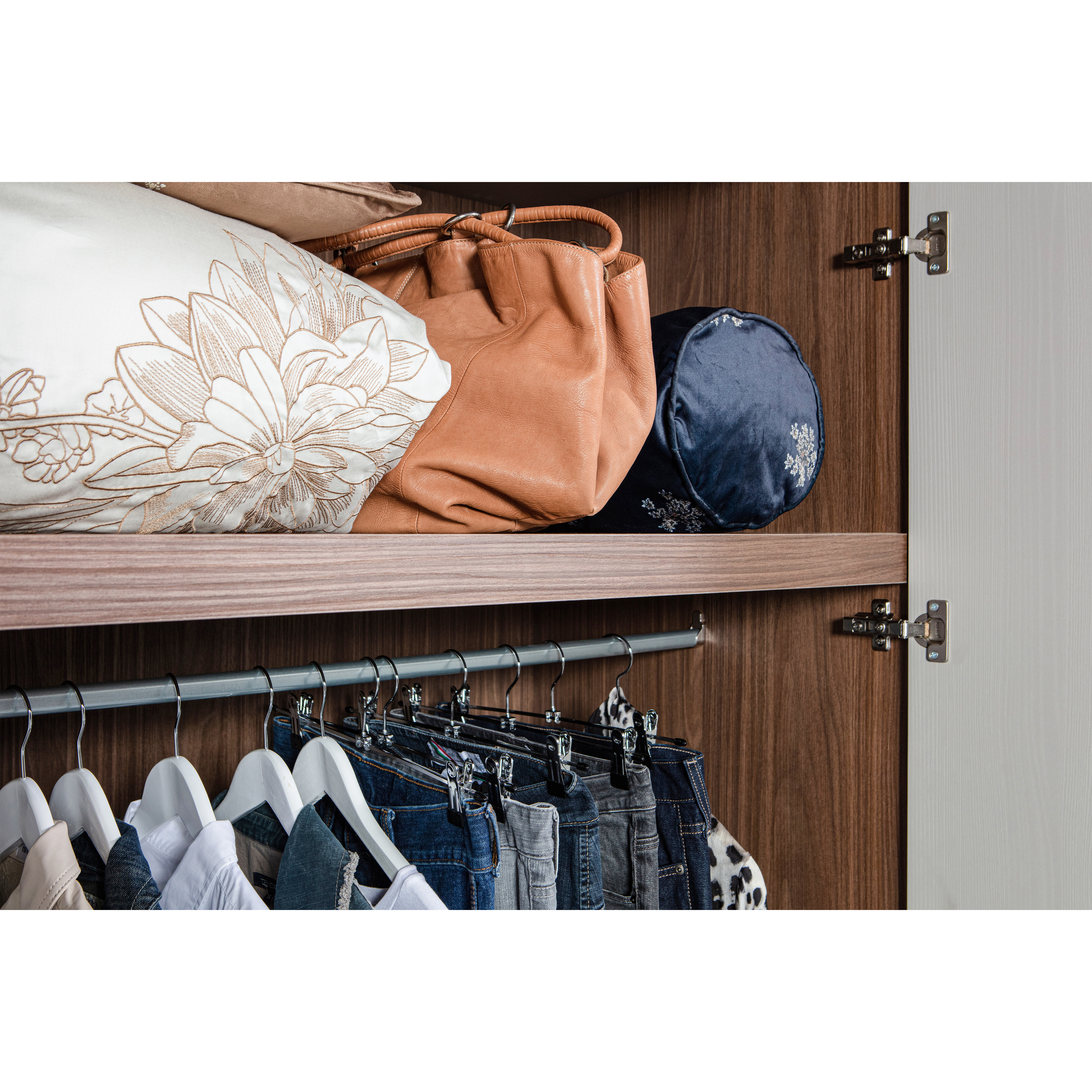 379569-G-01_SF_FA_Rens_3_deurskast_kiezel_grijs_detail.jpg?auto=webp&format=png&width=1500&height=1500