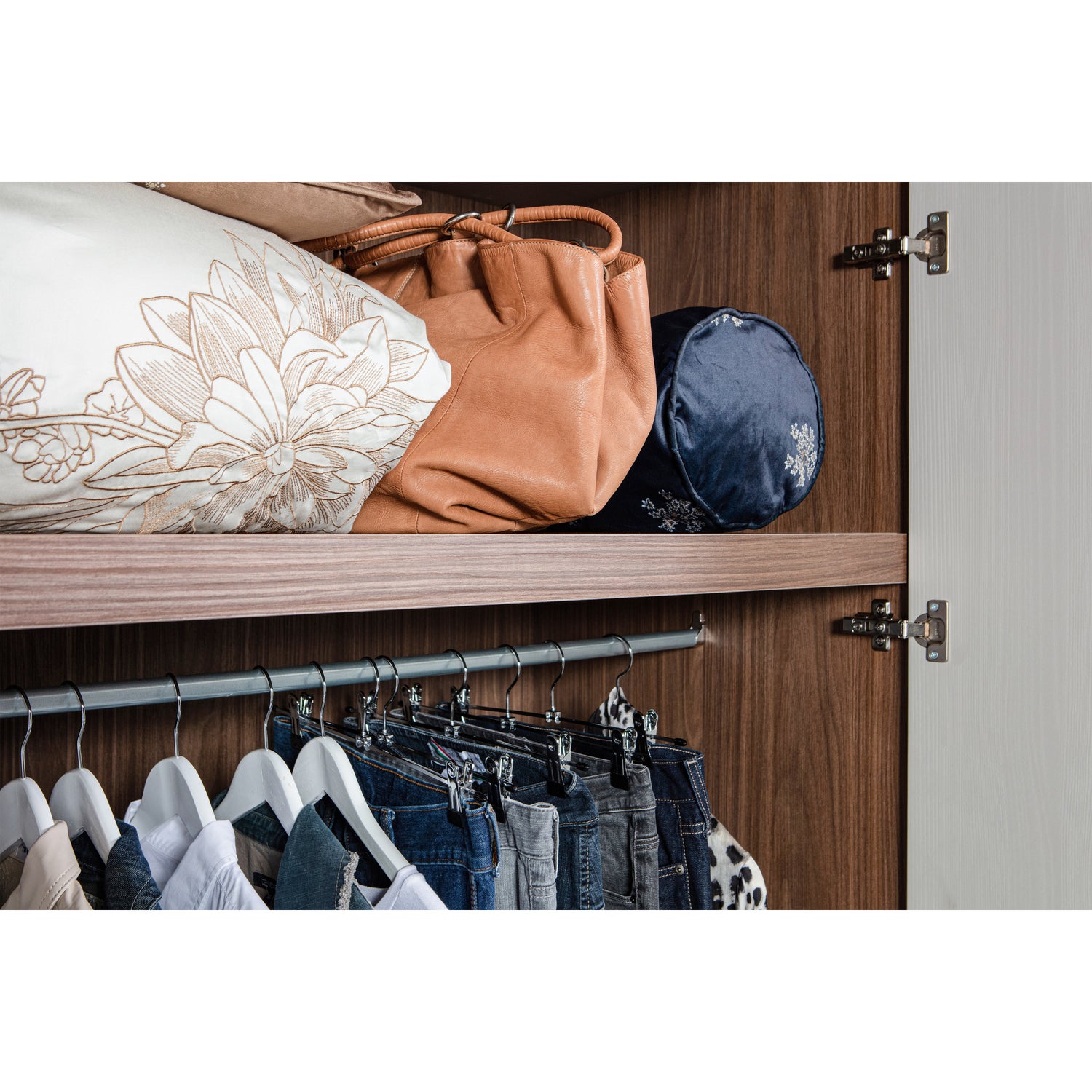 379569-G-01_SF_FA_Rens_3_deurskast_kiezel_grijs_detail.jpg?auto=webp&format=png&width=1500&height=1500