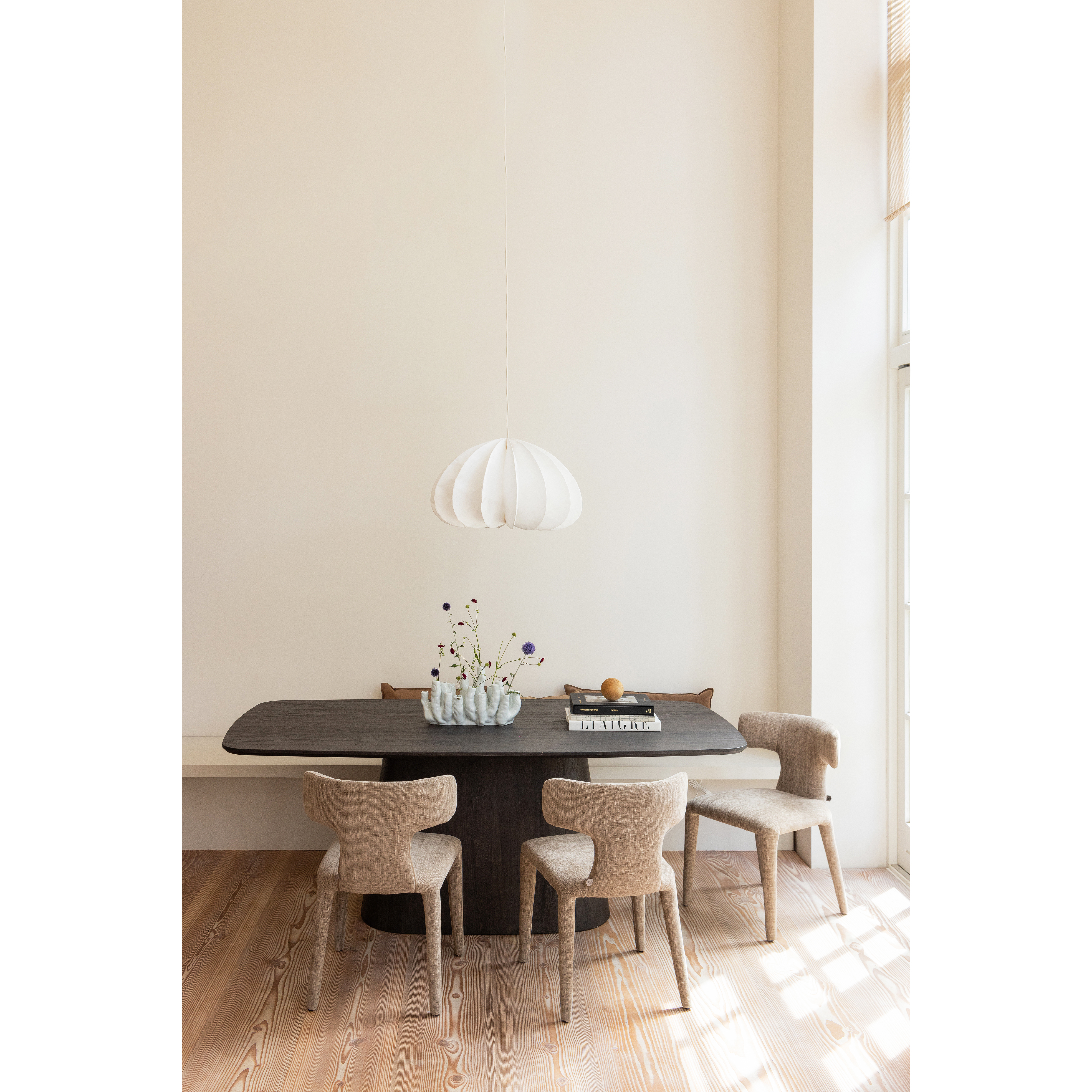 377426-D-375067-W-801420-Z-02_SF_WE_Leah_eettafel_200x105cm_Dalia_hanglamp_Permit.jpg?auto=webp&format=png&width=1500&height=1500