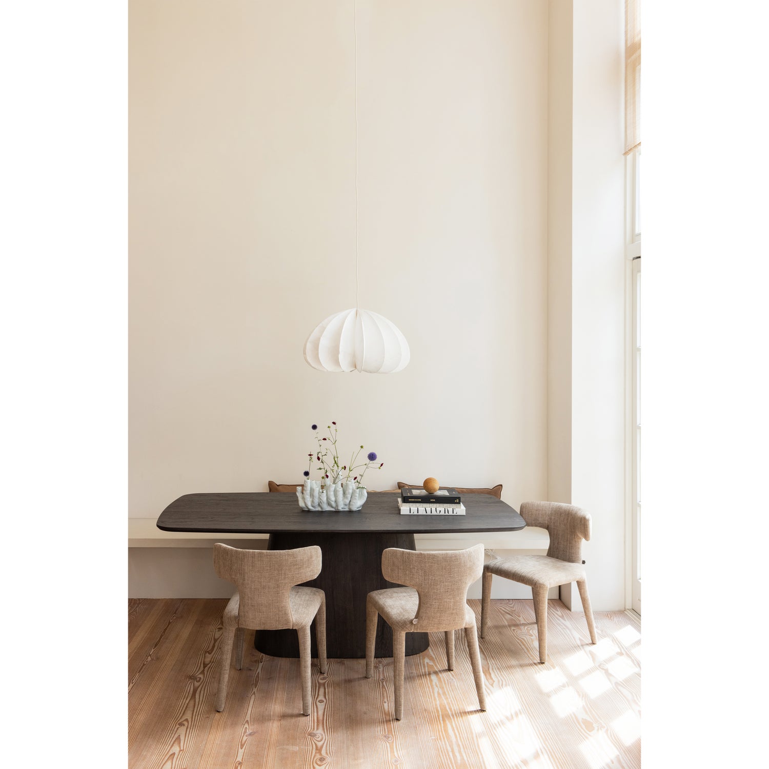 377426-D-375067-W-801420-Z-02_SF_WE_Leah_eettafel_200x105cm_Dalia_hanglamp_Permit.jpg?auto=webp&format=png&width=1500&height=1500