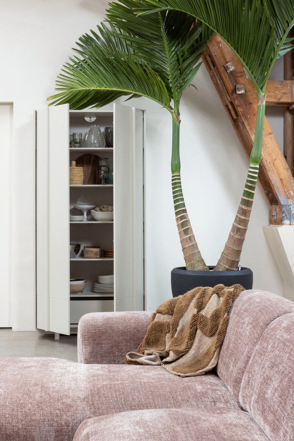 378138-T__375055-L__373992-D_01_SF_Cloud_chaise_longue_bank_links_chenille_taupe_roze_Nini_plaid_Basu_opbergkast.jpg?auto=webp&format=png&height=1500