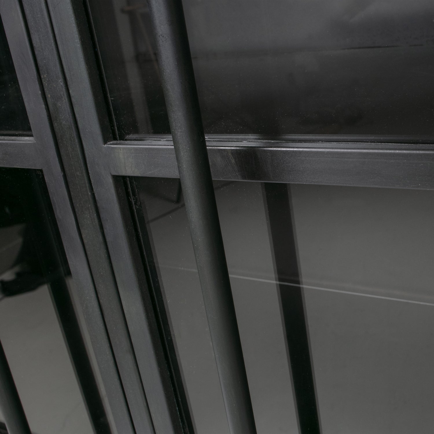 800012-Z-01_VS_BP_Exhibit_vitrinekast_metaal_zwart_detail.jpg?auto=webp&format=png&width=1500&height=1500