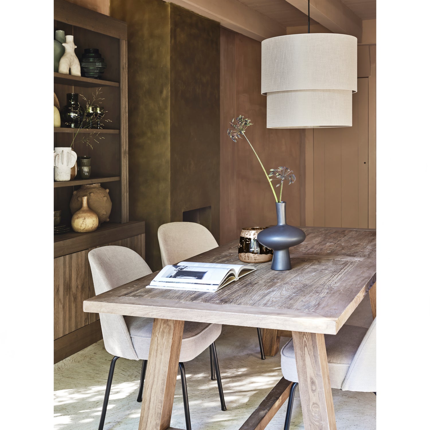 800816-S-200362-Z-801291-A-200317-N-200350-T-02_SF_BL_Vogue_eetkamerstoel_Kelk_hanglamp_Yumi_buffetkast_Farm_Melk_vaas-windlicht.jpg?auto=webp&format=png&width=1500&height=1500