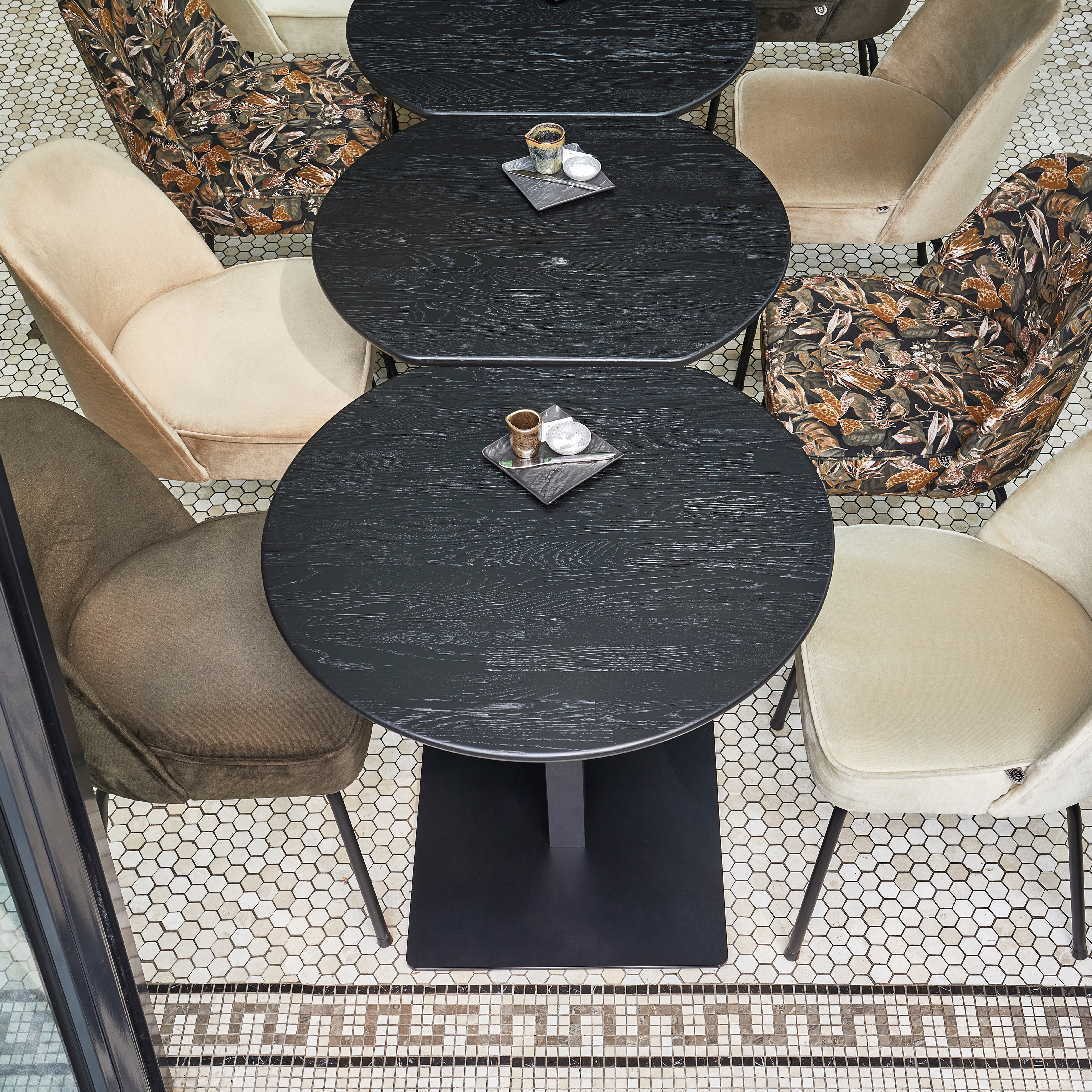 TB-BE-VL24-0790X0730-TB-BT-VL24-0790X0670-377345-01_SF_FA_Tafelblad_bistro_tussen_eind_vingerlas_O80cm_blacknight_Bistro_vierkant_Vogue_VIERKANT.jpg?auto=webp&format=png&width=1500&height=1500