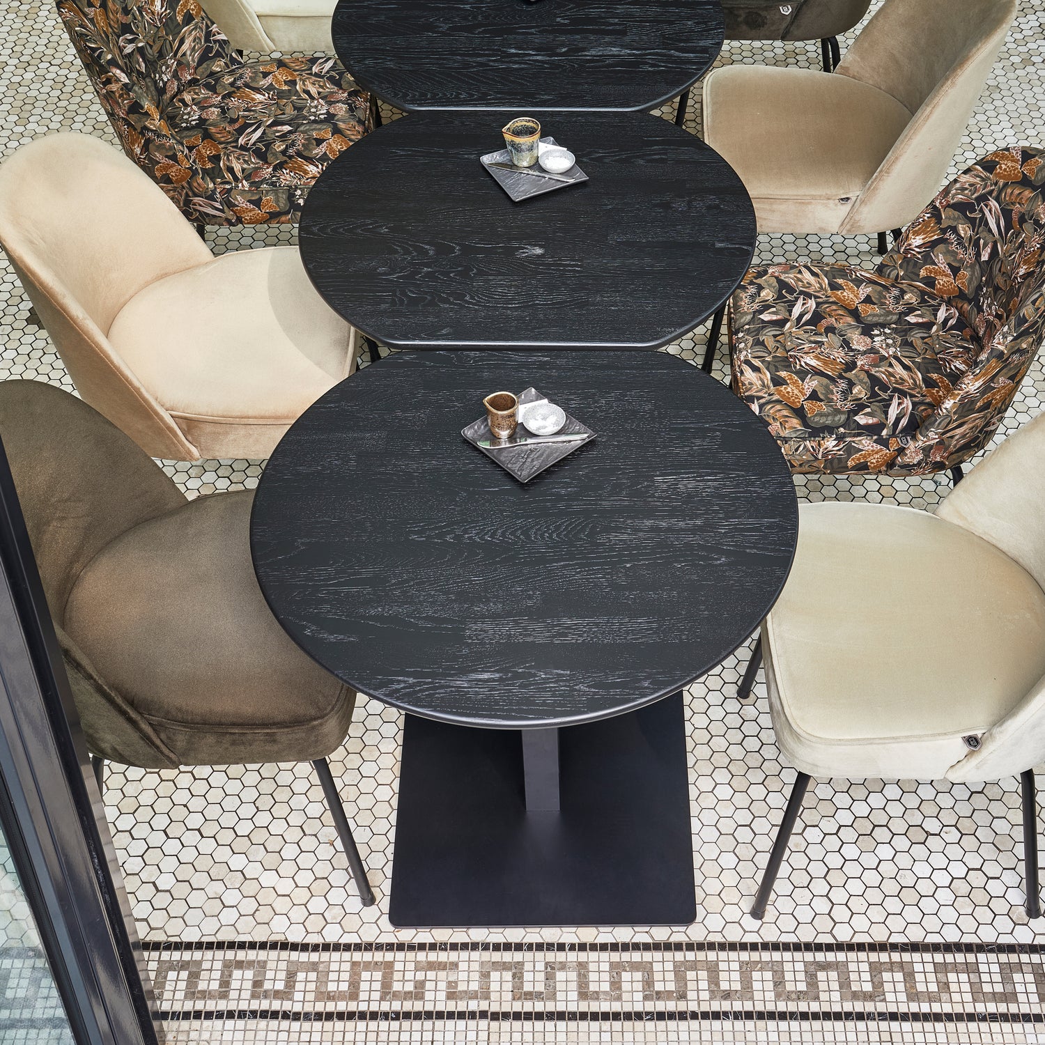 TB-BE-VL24-0790X0730-TB-BT-VL24-0790X0670-377345-01_SF_FA_Tafelblad_bistro_tussen_eind_vingerlas_O80cm_blacknight_Bistro_vierkant_Vogue_VIERKANT.jpg?auto=webp&format=png&width=1500&height=1500