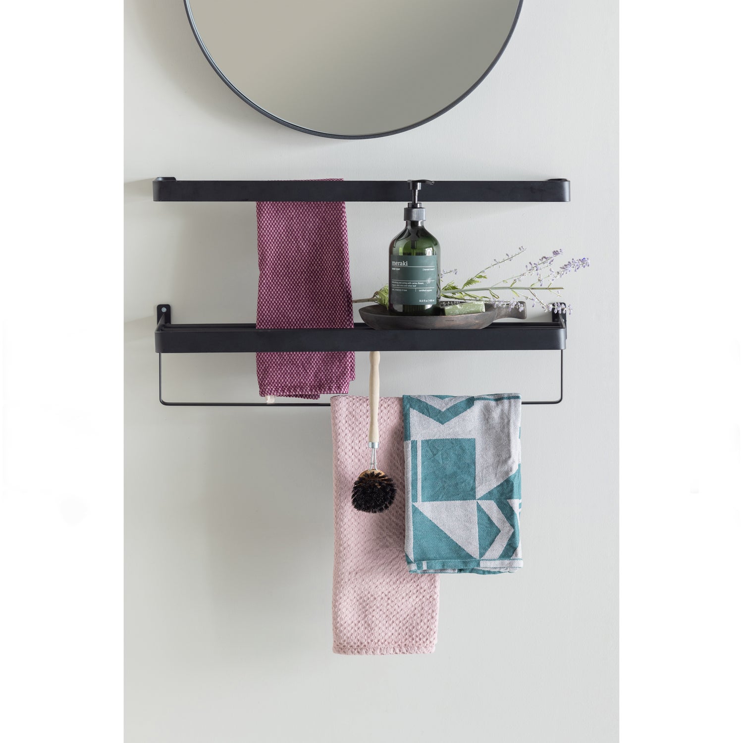 373437-Z-373438-Z-373906-Z-02_SF_FA_Hanna_handdoekenrek_metaal_zwart_Hanna_droogrek_metaal_zwart_Doutzen_mirror_o50cm.jpg?auto=webp&format=png&width=1500&height=1500