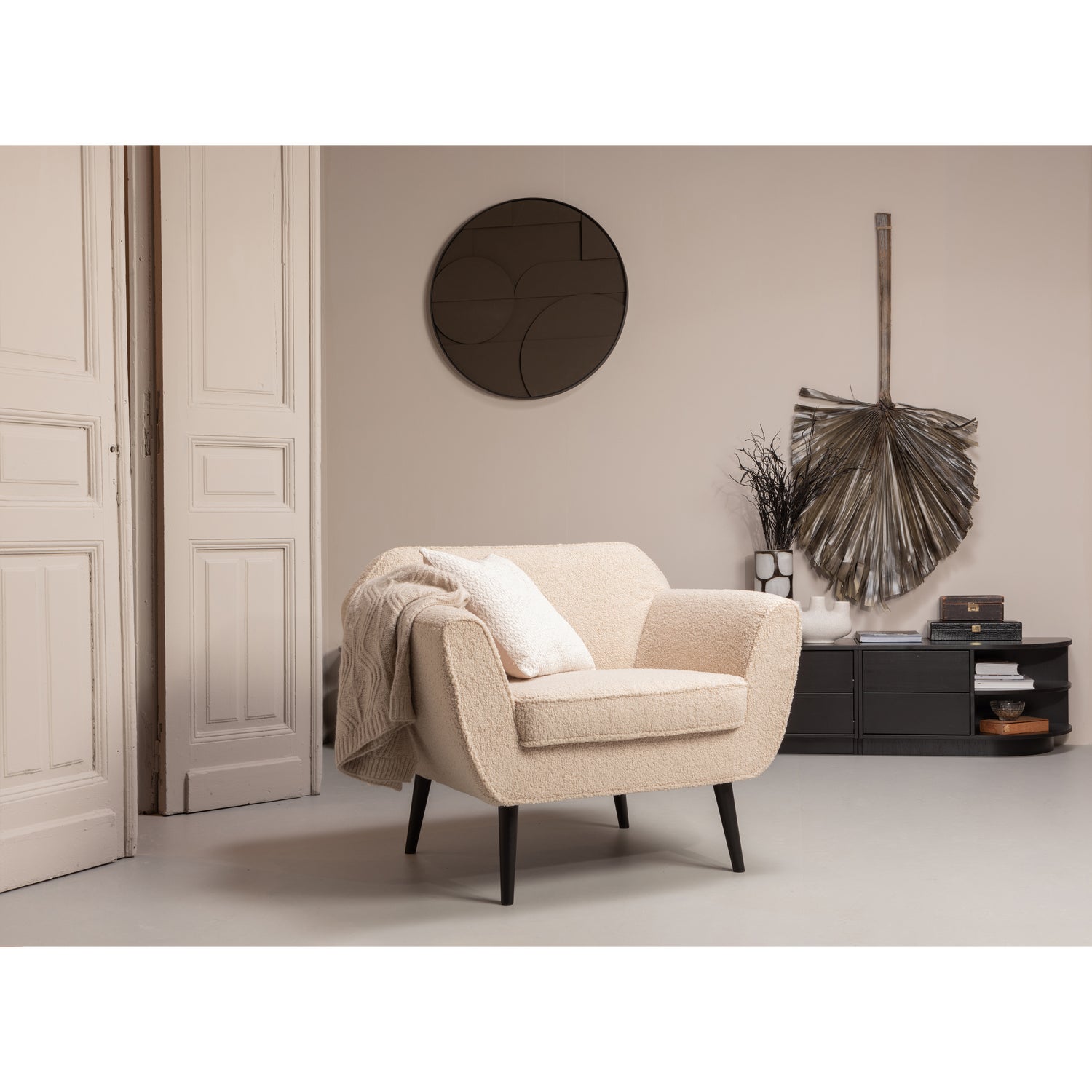 373514-Z-377419-C-373859-ZW-373860-ZW-373521-E-340454-TS-02_SF_WE_Finca_tv_meubel_rond_Rosie_Blair_vaas_Fiona.jpg?auto=webp&format=png&width=1500&height=1500