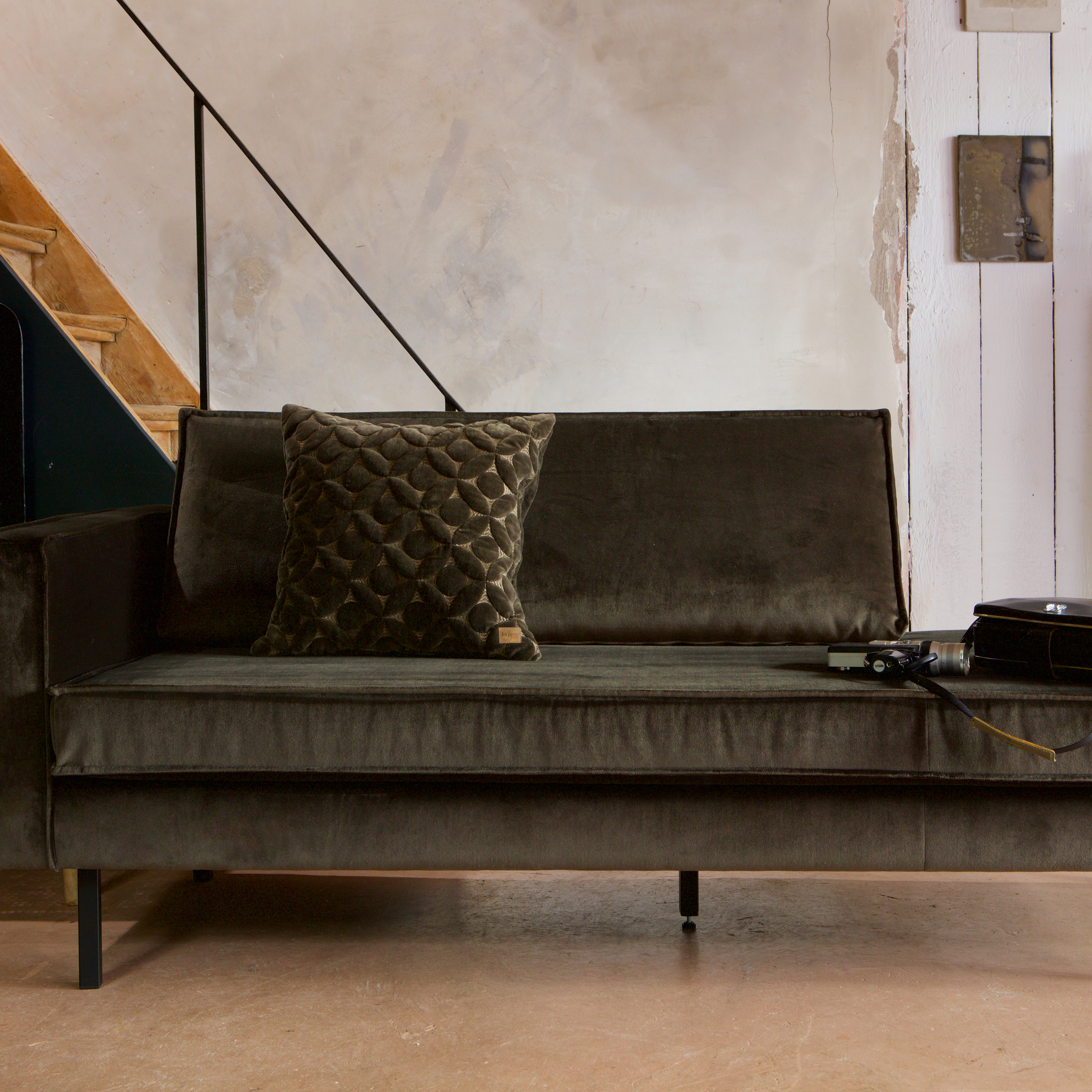 800743-156-800698-01_SF_BP_Rodeo_daybed_left_velvet_groen_Wicker_kruk_VIERKANT.jpg?auto=webp&format=png&width=1500&height=1500