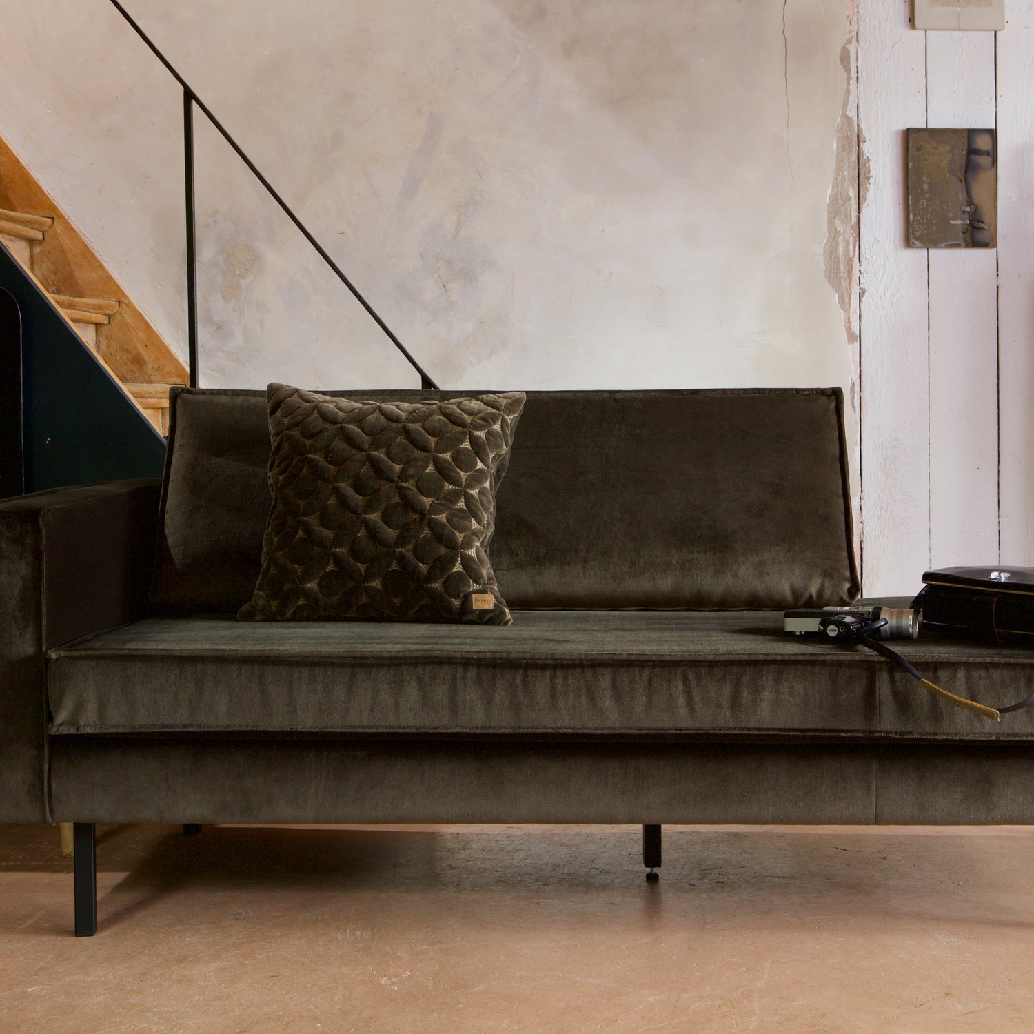 800743-156-800698-01_SF_BP_Rodeo_daybed_left_velvet_groen_Wicker_kruk_VIERKANT.jpg?auto=webp&format=png&width=1500&height=1500