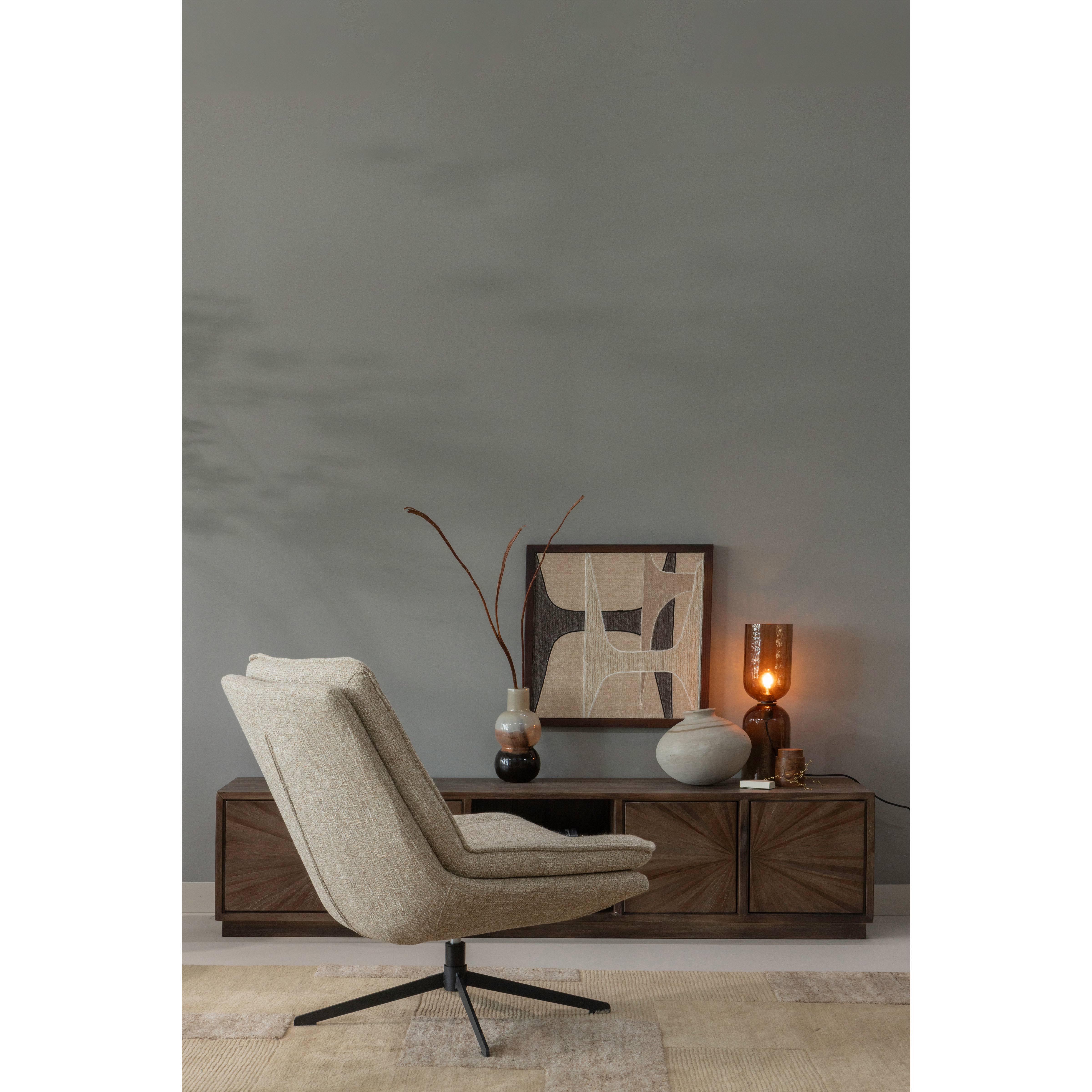 377585-B-375034-B-377573-B-377578-N-377623-Z-377631-N-01_SF_WP_Sun_tv_meubel_Gigi_tafellamp_Marjon_vaas_Anno_Noven_Milaro.png?auto=webp&format=png&width=1500&height=1500