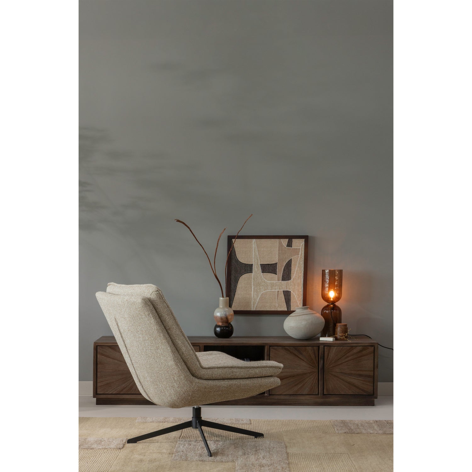 377585-B-375034-B-377573-B-377578-N-377623-Z-377631-N-01_SF_WP_Sun_tv_meubel_Gigi_tafellamp_Marjon_vaas_Anno_Noven_Milaro.png?auto=webp&format=png&width=1500&height=1500