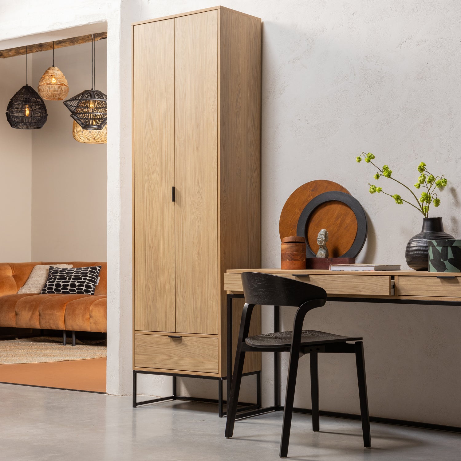 373384-E-374107-E-377393-Z-01_SF_WE_Silas_hoge_kast_eiken_melamine_Silas_bureau_eiken_melamine_Cras_zwart_VIERKANT.jpg?auto=webp&format=png&width=1500&height=1500