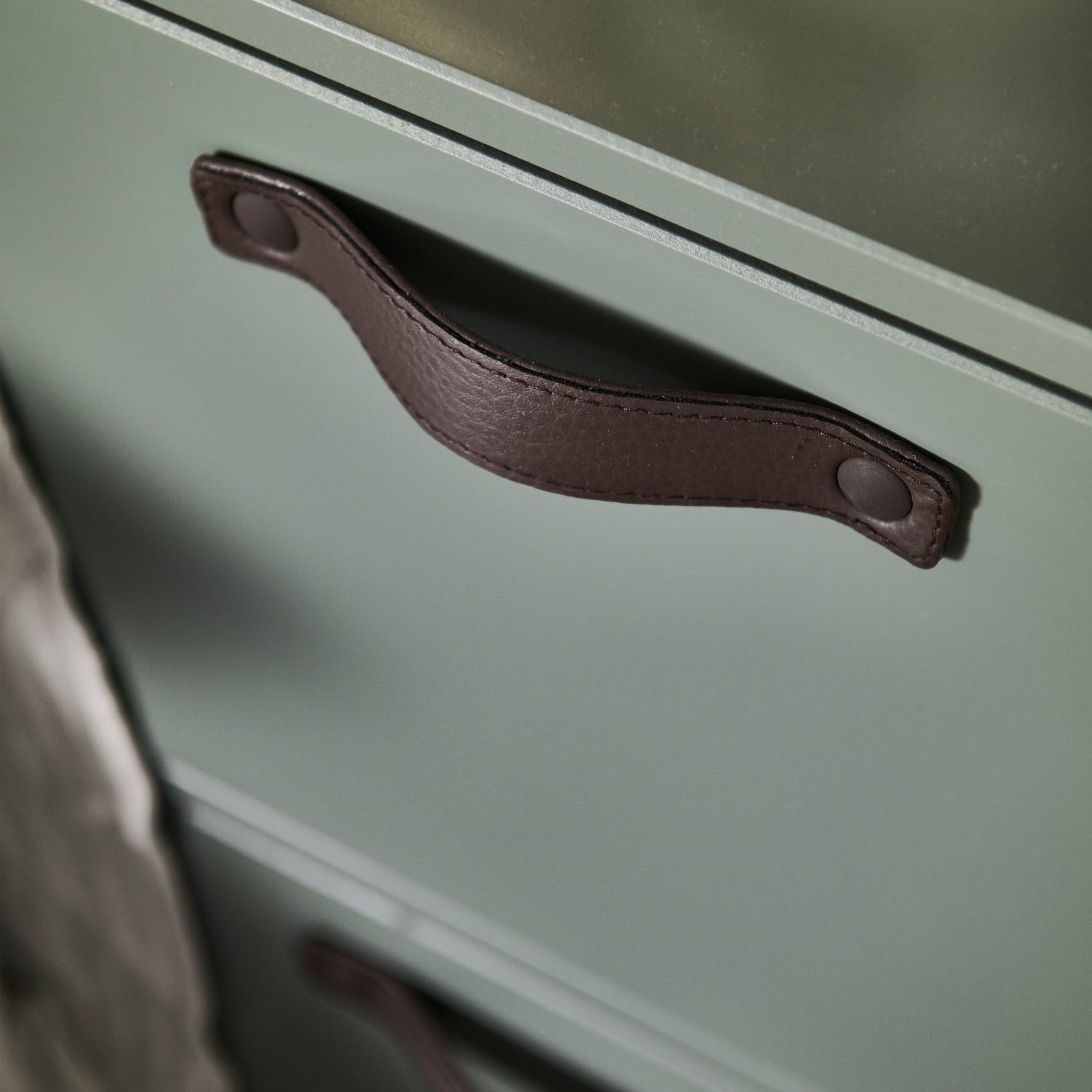 377036-S-02_SF_VT_Stage_gaderobekast_grenen_soap_detail.jpg?auto=webp&format=png&width=1500&height=1500