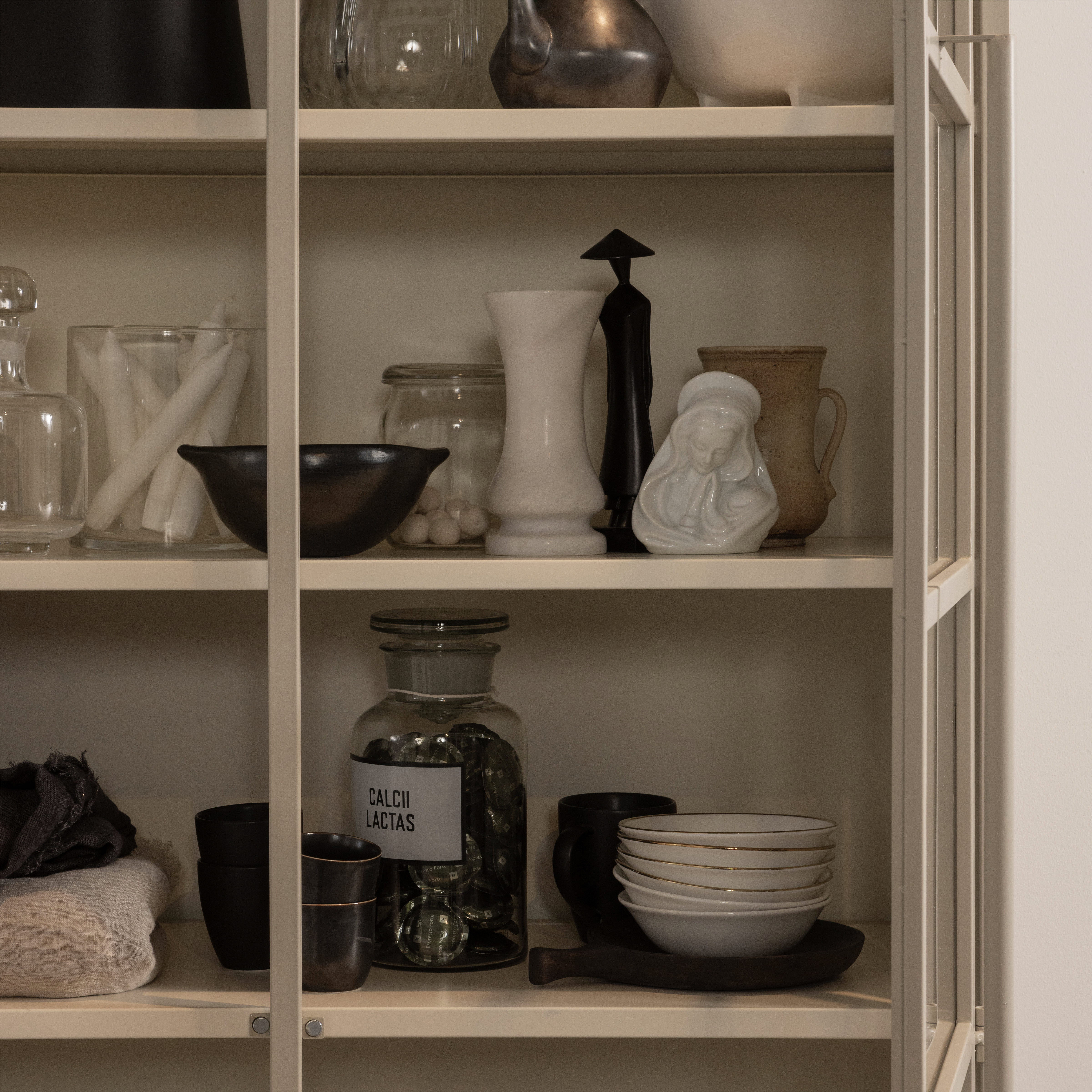 375041-S-02_SF_WE_Exhibit_xl_2-deurs_vitrinekast_metaal_zand_detail.png?auto=webp&format=png&width=1500&height=1500