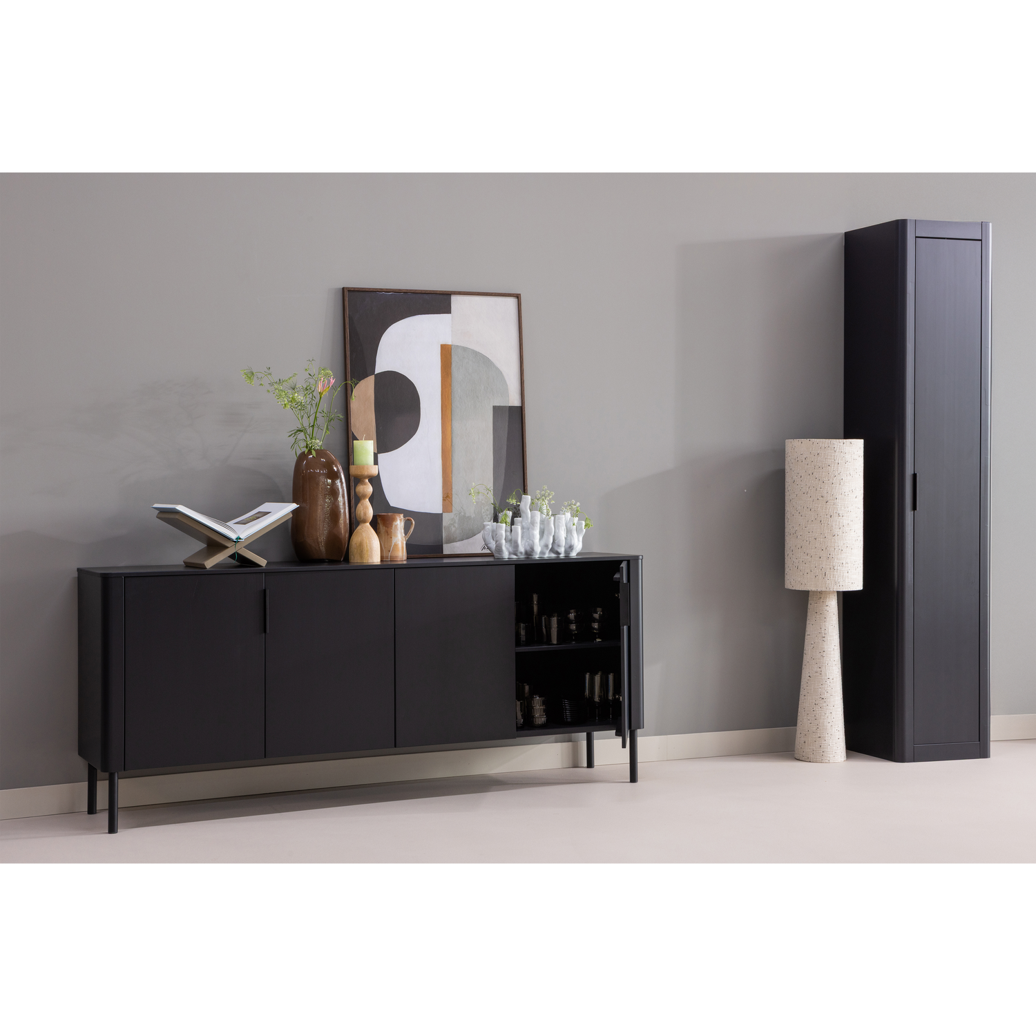 377694-MZ-377691-MZ-374105-M-377480-B-801396-ND-01_WP_SF_Gunnar_dressoir_200cm_smalle_hoge_kast_grenen_matzwart_Jet_boekenstandaard_Sahil_vaas_Loft_vloerlamp.png?auto=webp&format=png&width=1500&height=1500