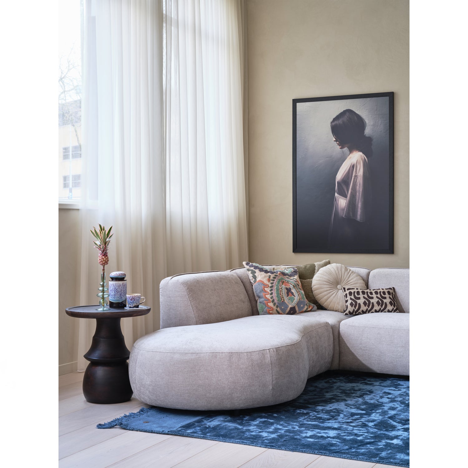 374003-Z-801344-N-801122-P-01_SF_BL_Polly_u-vorm_links_zand_Broad_bijzettafel_Sweep_200x300cm.jpg?auto=webp&format=png&width=1500&height=1500