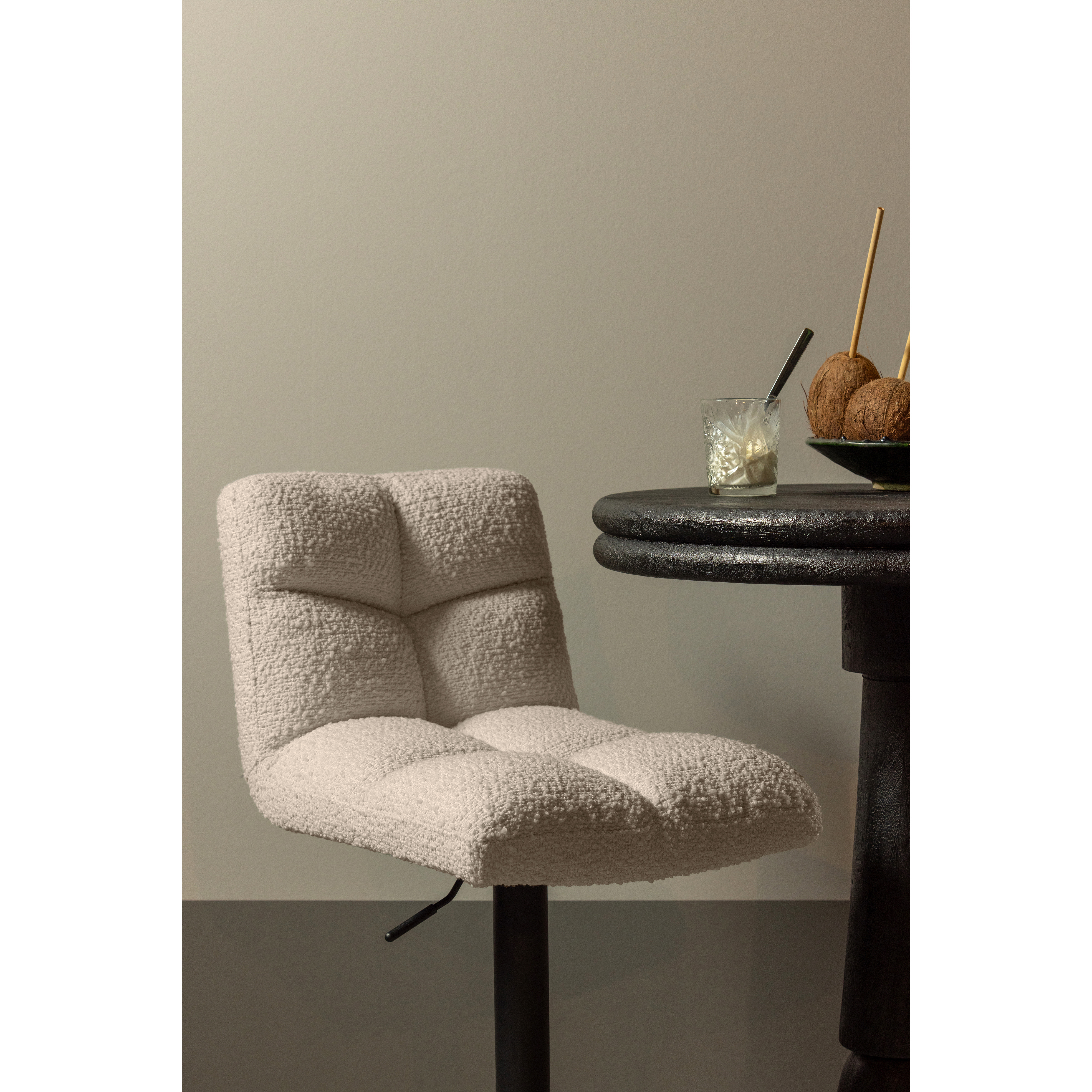 377350-Z-373977-Z-02_SF_WE_Vinny_barstoel_boucle_zand_Kolby_bartafel_hout_zwart.jpg?auto=webp&format=png&width=1500&height=1500