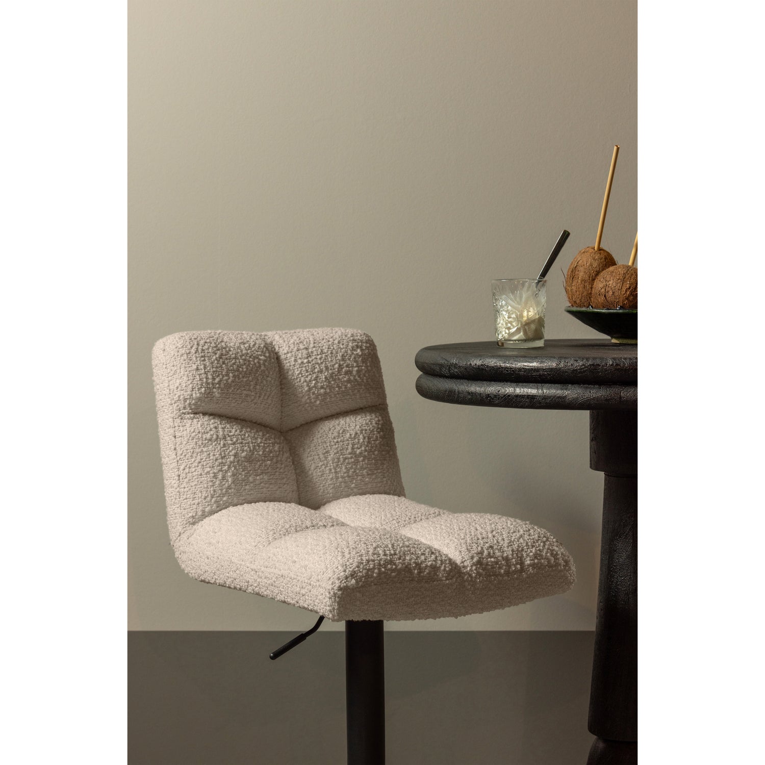 377350-Z-373977-Z-02_SF_WE_Vinny_barstoel_boucle_zand_Kolby_bartafel_hout_zwart.jpg?auto=webp&format=png&width=1500&height=1500