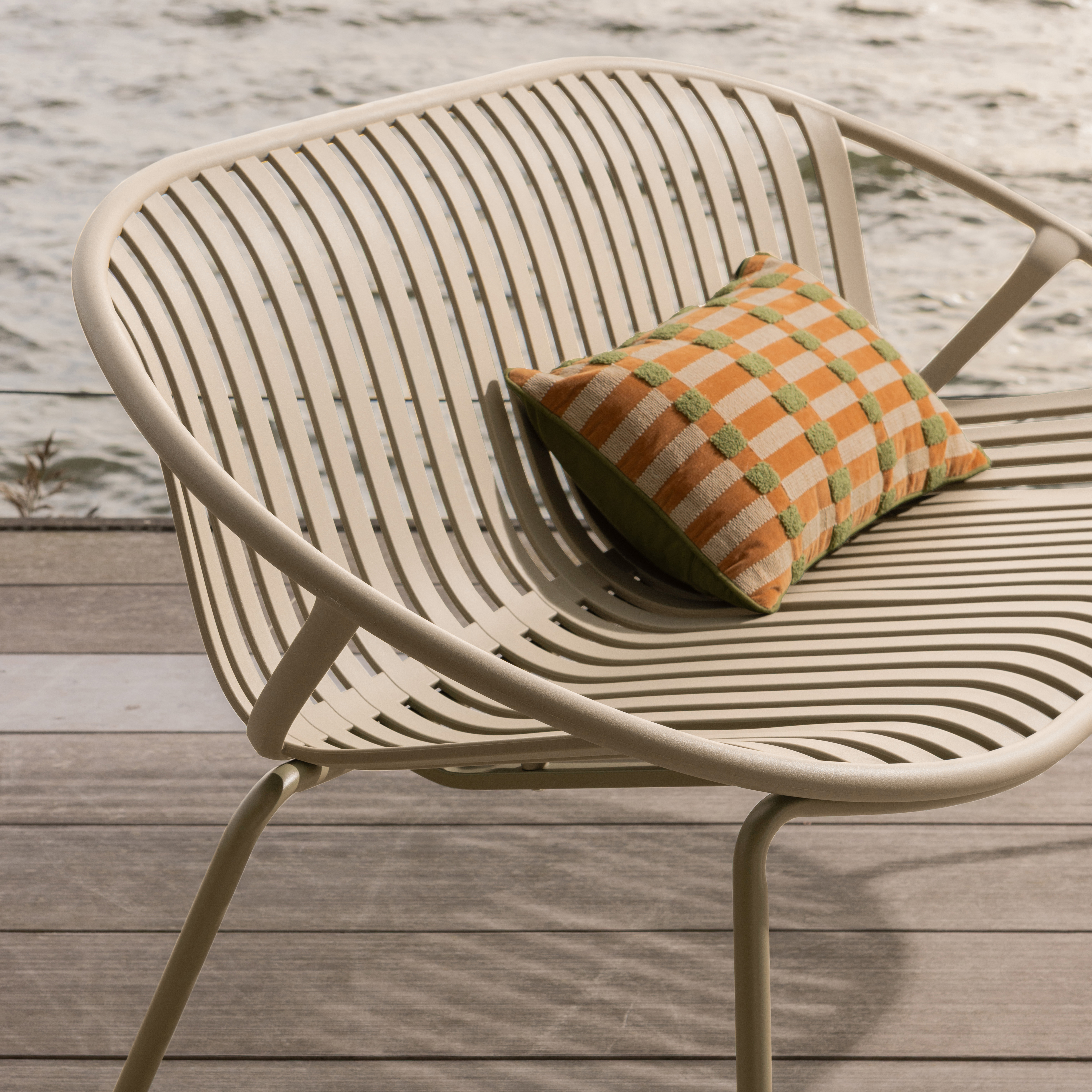 377706-Z_02_SF_WO_Bruce_tuin_2-zits_bankje_pp_metaal_zand.jpg?auto=webp&format=png&width=1500&height=1500