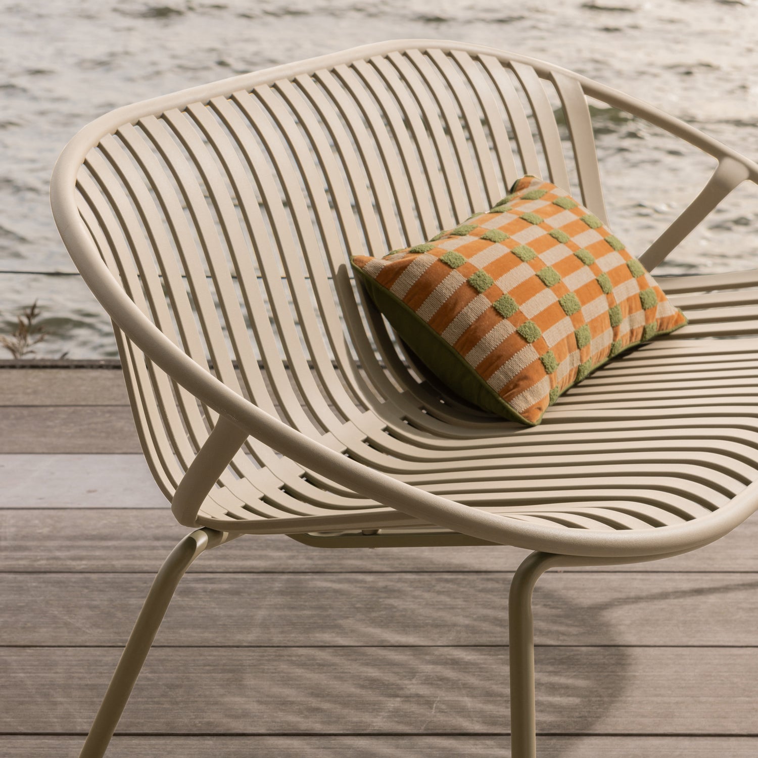 377706-Z_02_SF_WO_Bruce_tuin_2-zits_bankje_pp_metaal_zand.jpg?auto=webp&format=png&width=1500&height=1500