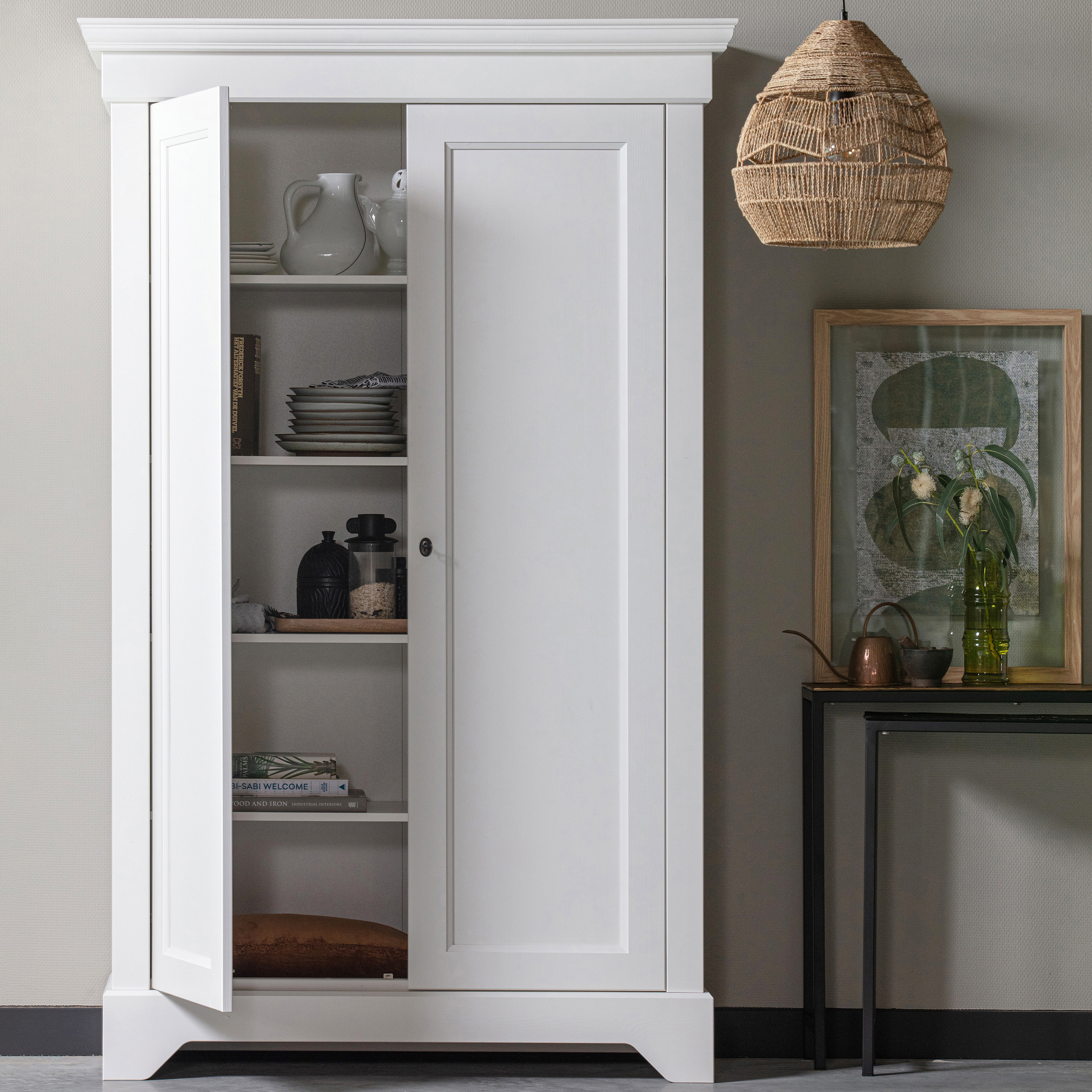 378562-W-377104-N-377117-A-377095-N-01_SF_FA_Isabel_kast_wit_Adelaide_hanglamp_Lane_bijzet_Blake_fotolijst_VIERKANT.jpg?auto=webp&format=png&width=1500&height=1500