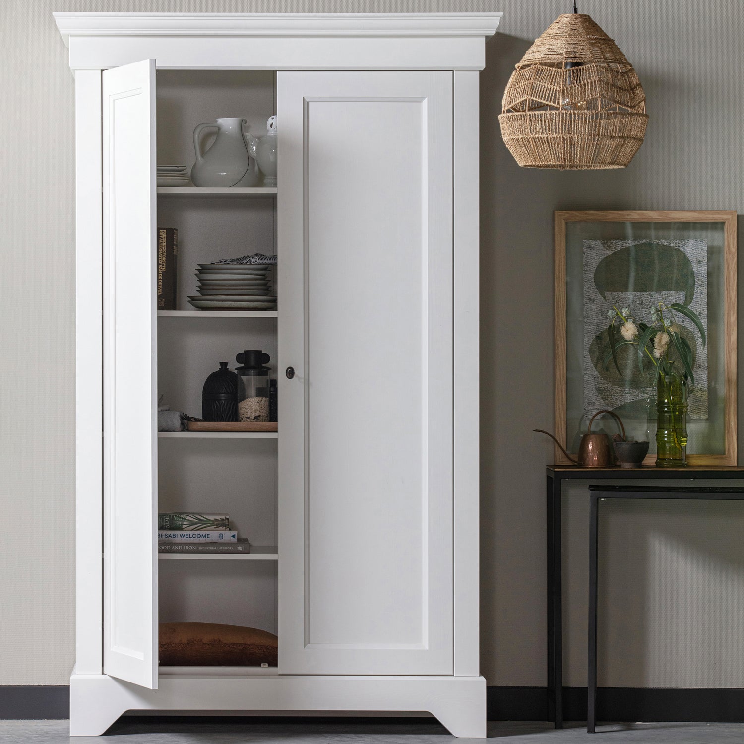 378562-W-377104-N-377117-A-377095-N-01_SF_FA_Isabel_kast_wit_Adelaide_hanglamp_Lane_bijzet_Blake_fotolijst_VIERKANT.jpg?auto=webp&format=png&width=1500&height=1500