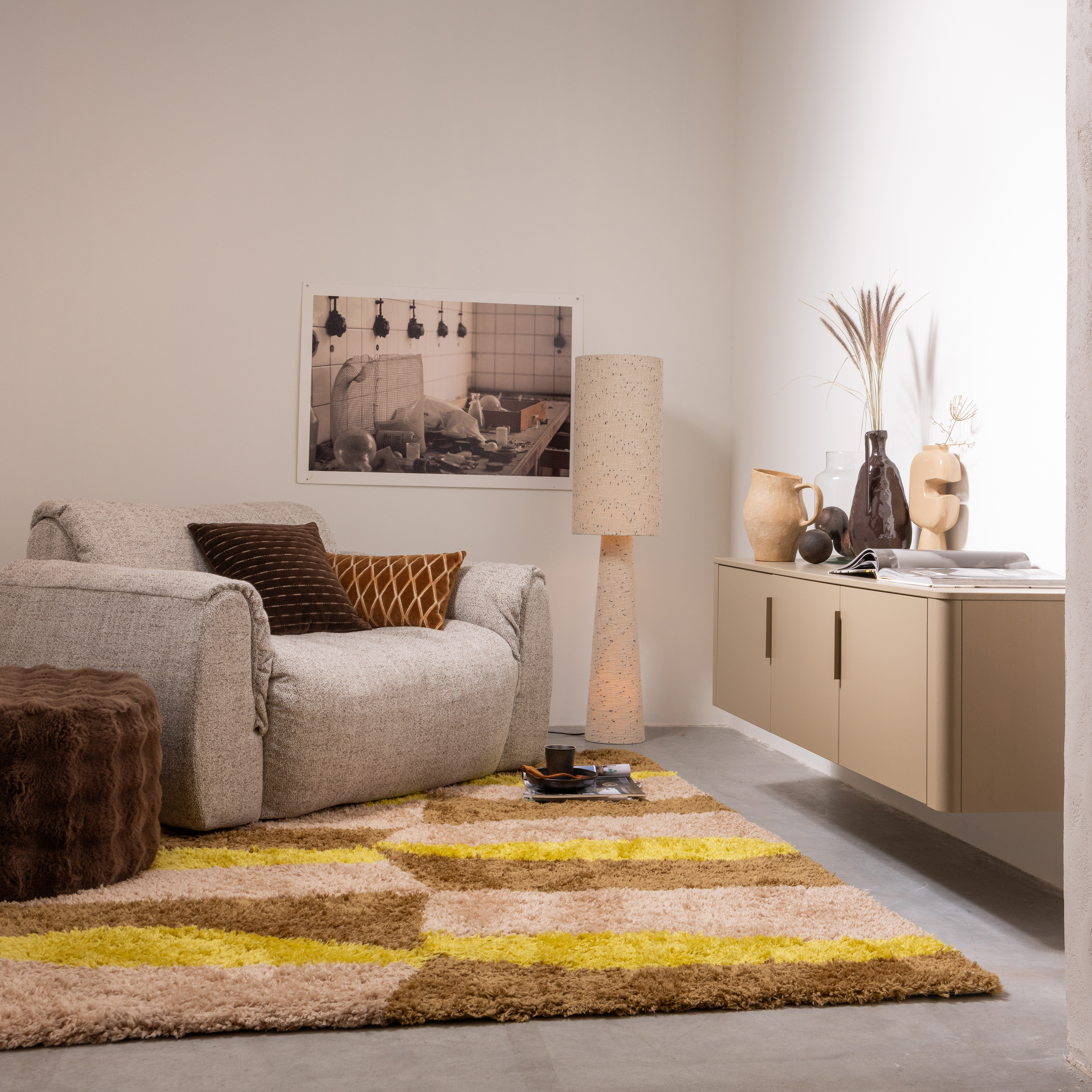 377593-MD_801396-ND_377525-NM_02_SF_WP_Gunar_tv_meubel_154cm_mud_Loft_vloerlamp_stippen_Baggy_loveseat_geweven_stof_naturel_vierkant.jpg?auto=webp&format=png&width=1500&height=1500